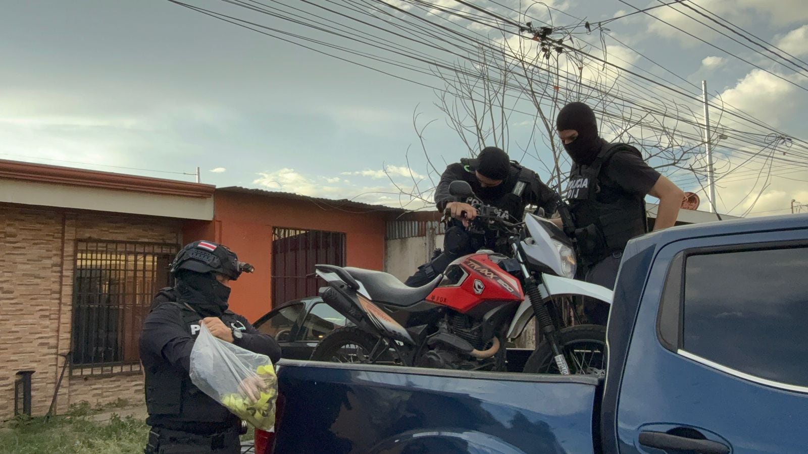 La Policía Judicial decomisó cinco armas de fuego y dos motocicletas con reporte de robo en las viviendas allanadas.