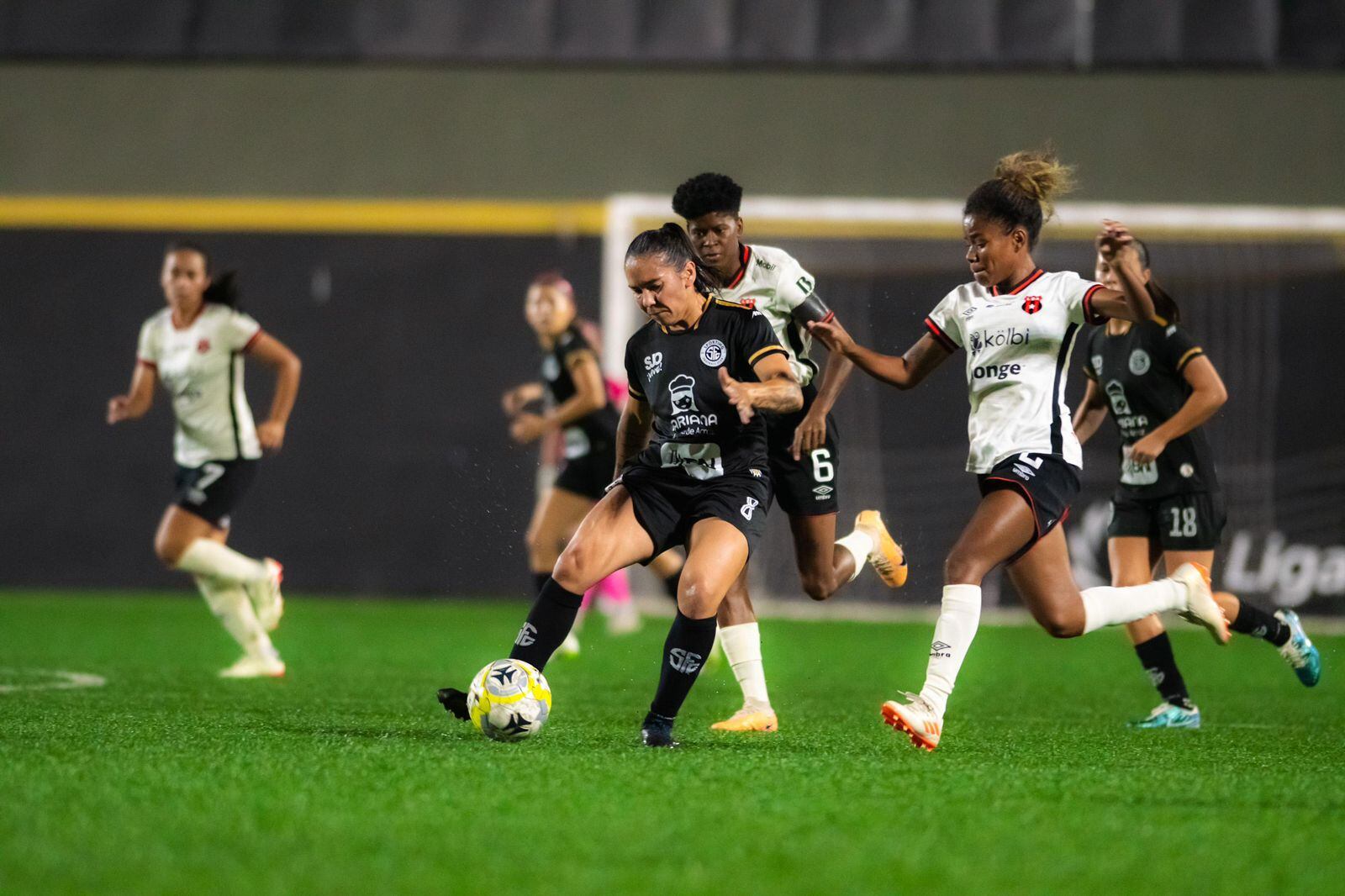 María Fernanda Chavarría conduce el balón ante la marca de Yoanka Villanueva, en el partido entre Sporting y Liga Deportiva Alajuelense.