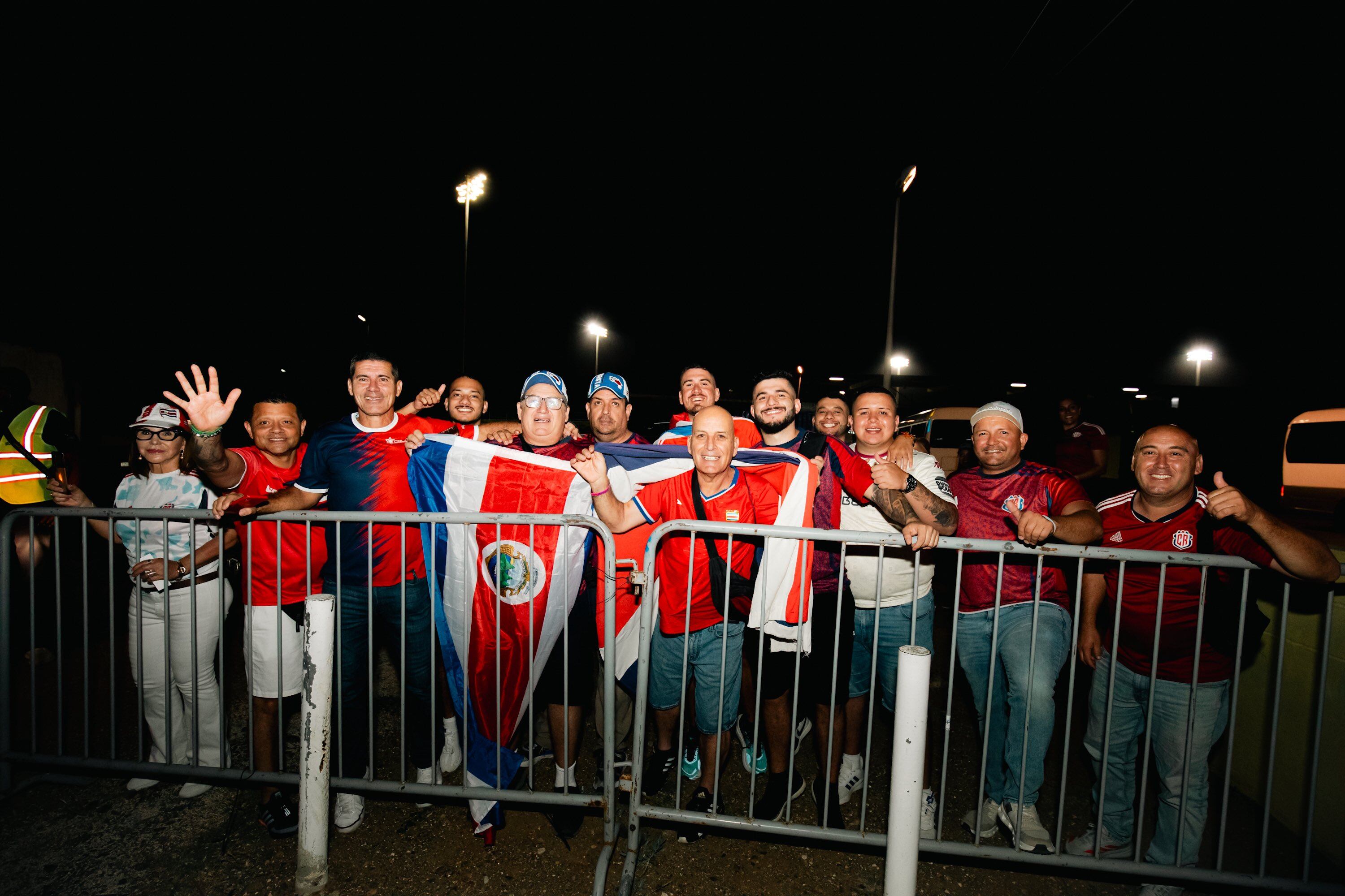 Muchos aficionados ticos acompañan a la Selección de Costa Rica en Curazao, en el partido eliminatorio contra Haití.