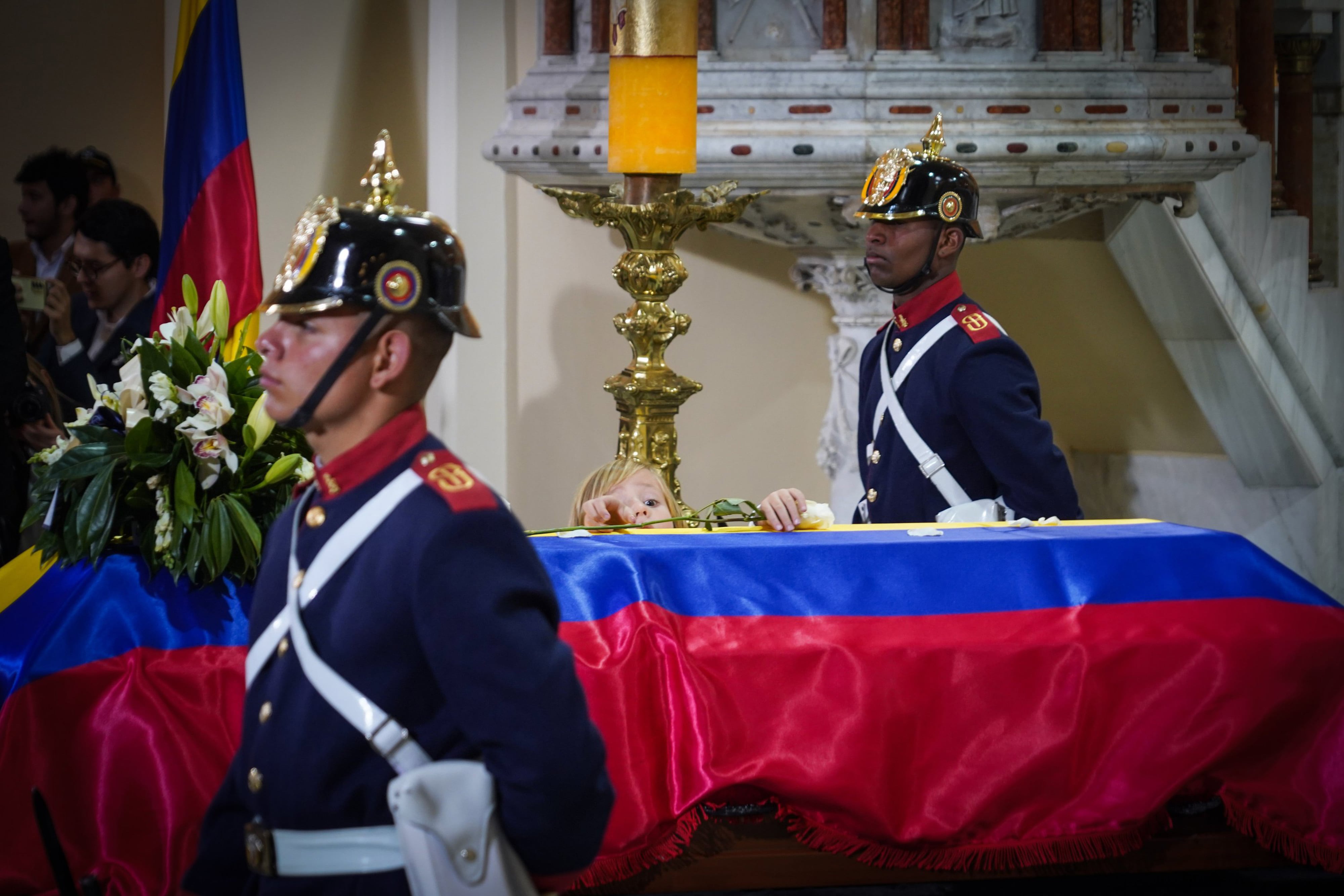 Tres disparos en la cabeza sumieron al precandidato presidencial Miguel Uribe Turbay (39) en una agonía que se extendió por varios meses. El atentado del 7 de junio en su contra fue un poderoso y perturbador recordatorio de la violencia política más extrema. En agosto, y tras varias intervenciones quirúrgicas, el joven político falleció y fue despedido con una misa en la Catedral Primada de Colombia.