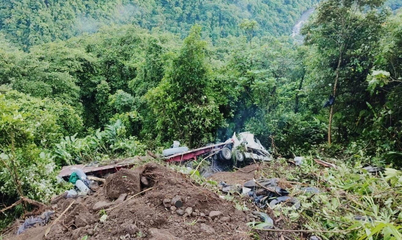 Un tráiler cargado de material de construcción fue a dar a un guindo de 50 metros este 25 de abril en la vuelta de Los Sustos de la ruta N.° 32. Foto: Reiner Montero.