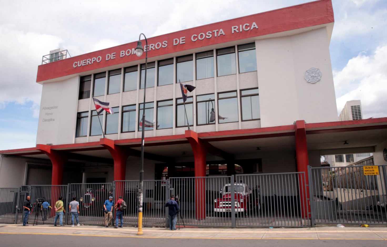 Fachada del edificio central del Cuerpo de Bomberos de Costa Rica en San José, utilizada en columna sobre la falta de transparencia y el hostigamiento sexual en la institución.