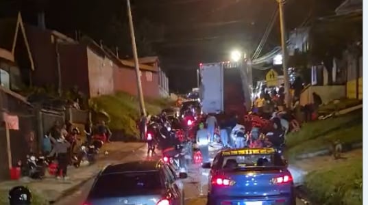 Los vecinos de Desamparados se llevaron las cajas de bebidas gaseosas luego de la emergencia que sufrió el camión