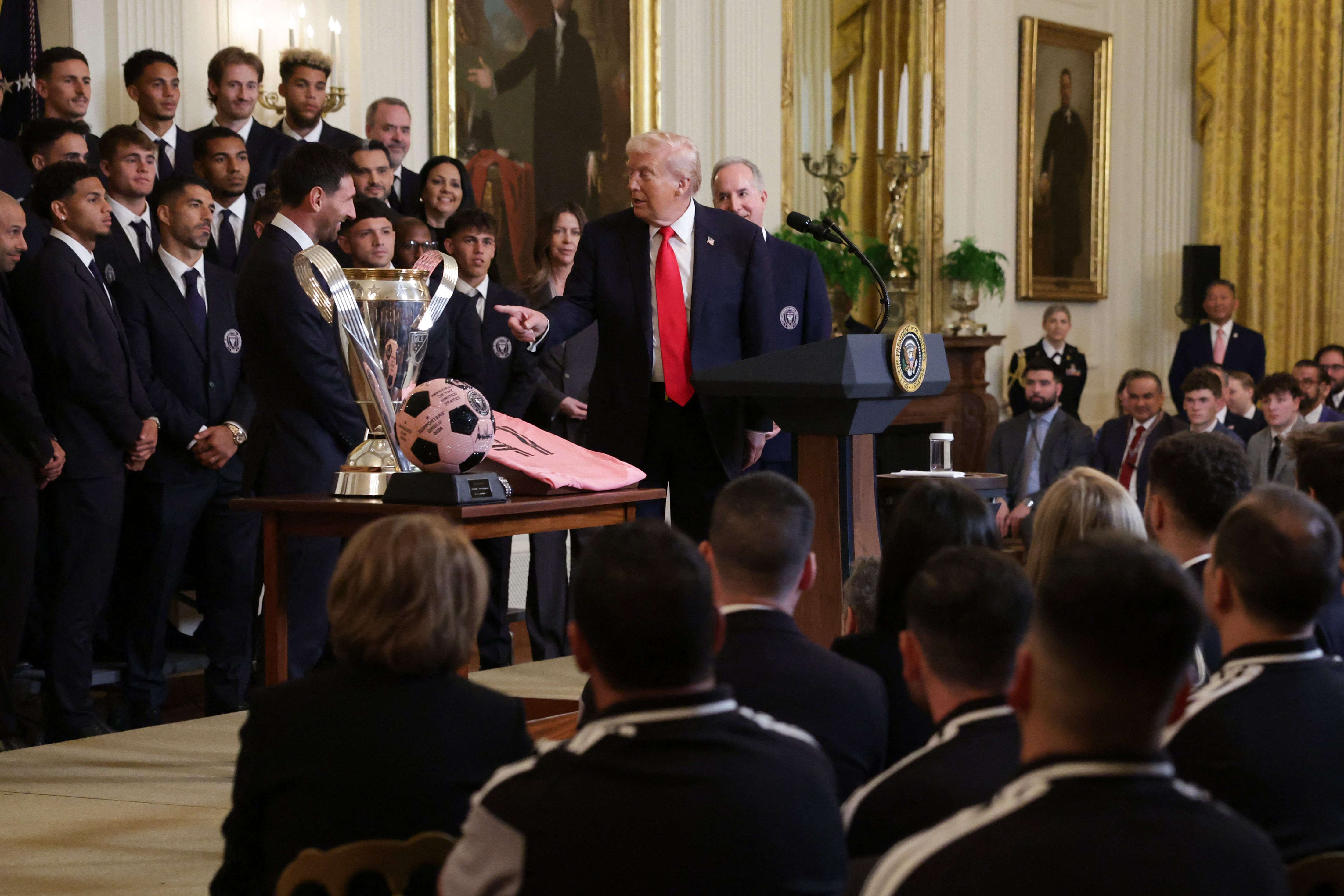 Lionel Messi presta atención a las palabras de Donald Trump en la Casa Blanca.