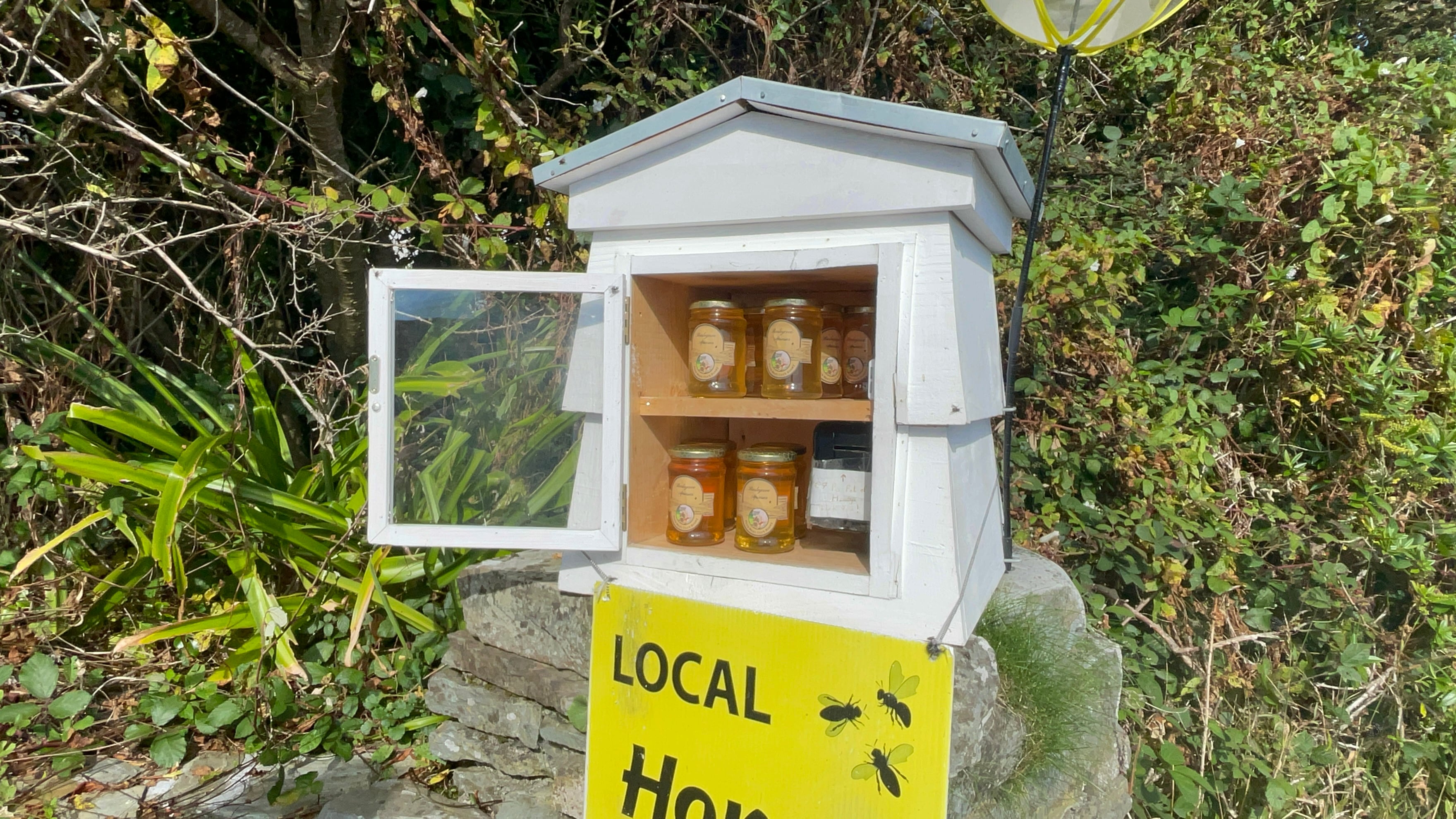 Puesto de venta de miel en Cork, Irlanda.