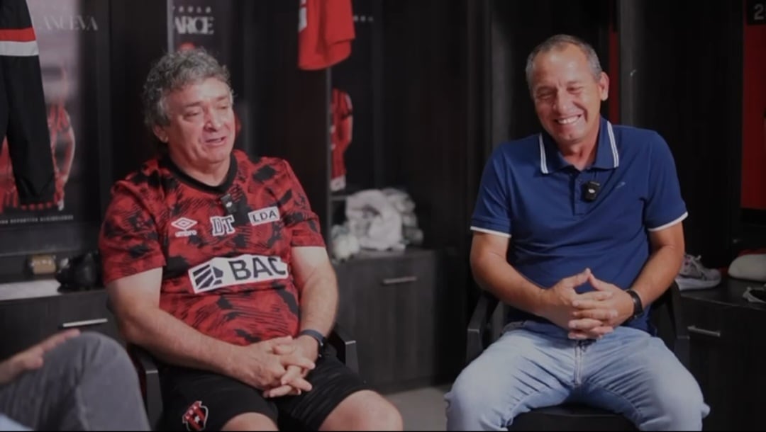 La cara de Wílmer López habla por sí sola al escuchar a Óscar Ramírez en una charla entre amigos.