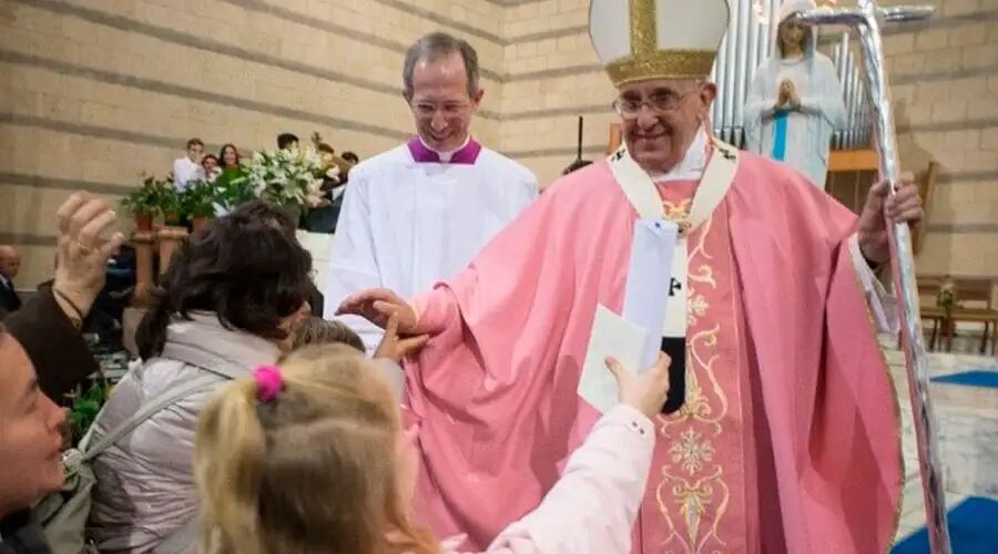 Solo dos veces en el año litúrgico (que inició este 2022 con la época de Adviento) los sacerdotes de todo el mundo pueden usar el color rosado en su vestimenta para celebrar misa. En la foto, el papa Francisco.