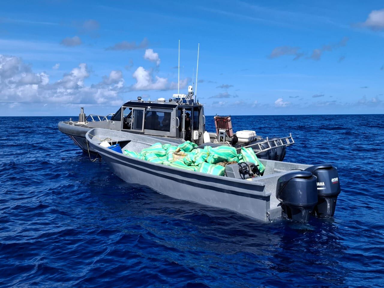 Oficiales de Guardacostas frustraron un intento de ingresar más de dos mil kilogramos de marihuana al territorio nacional.