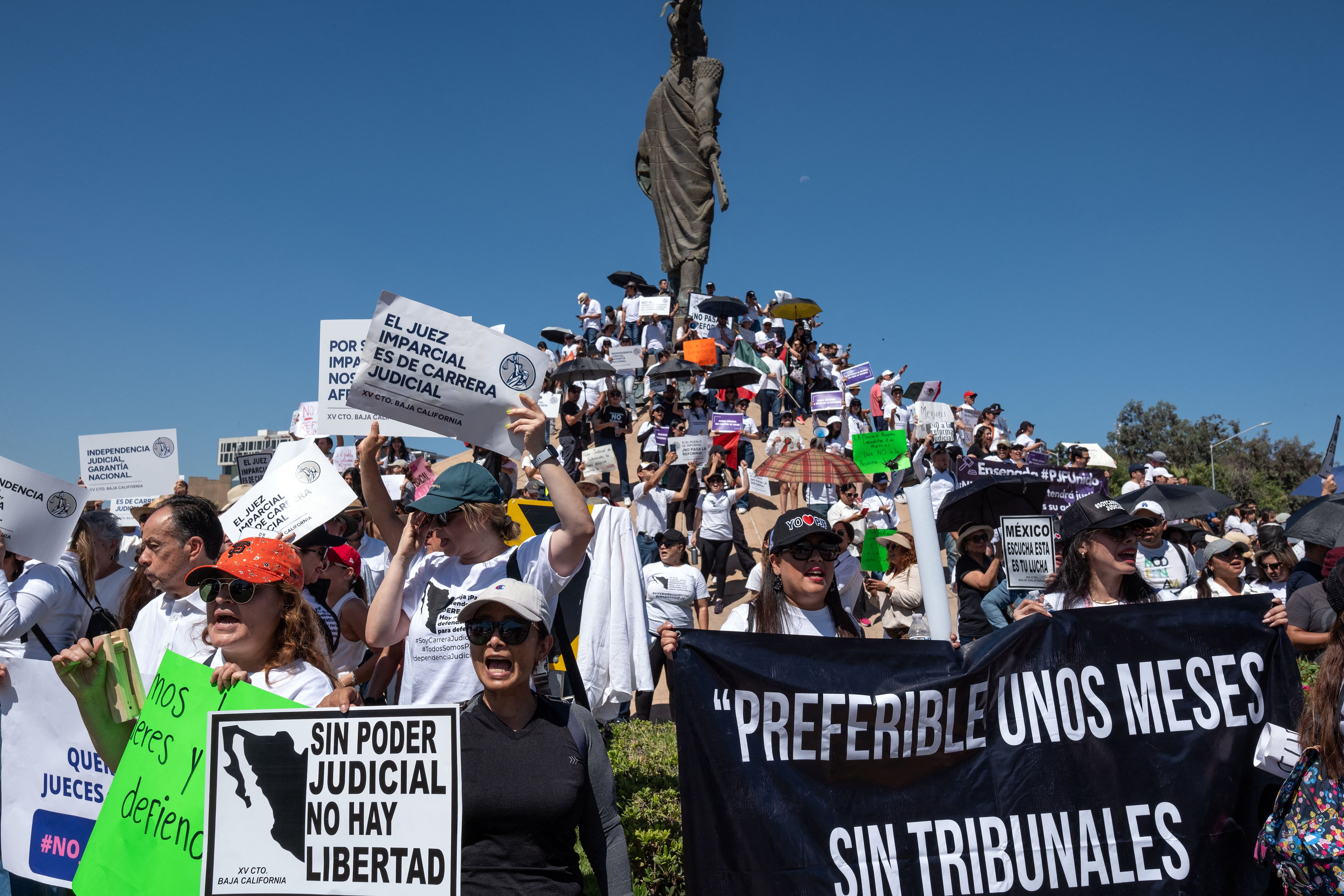 Trabajadores, magistrados y jueces del Poder Judicial protestaron contra una reforma que busca elegir sus cargos por voto popular. Foto: AFP