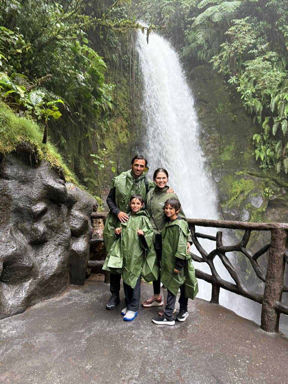 Carolina Jaikel y Bryan Ruiz se dan una escapadita con su familia cada vez que pueden.