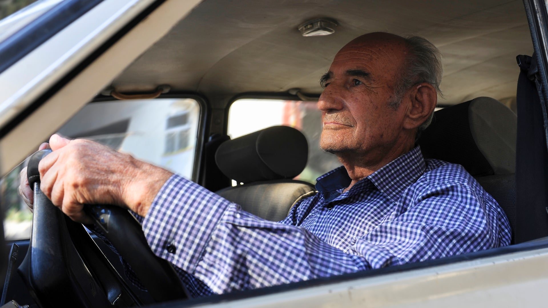 La edad promedio para dejar de manejar es de 75 años, según un estudio europeo que también analizó el impacto emocional del cambio.