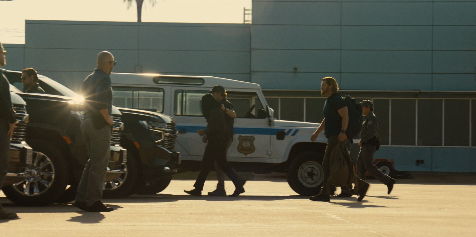 Escenas de la serie 'Lioness', de Paramount Plus, en las que se aprecia a agentes de la CIA llegando al aeropuerto de San José.