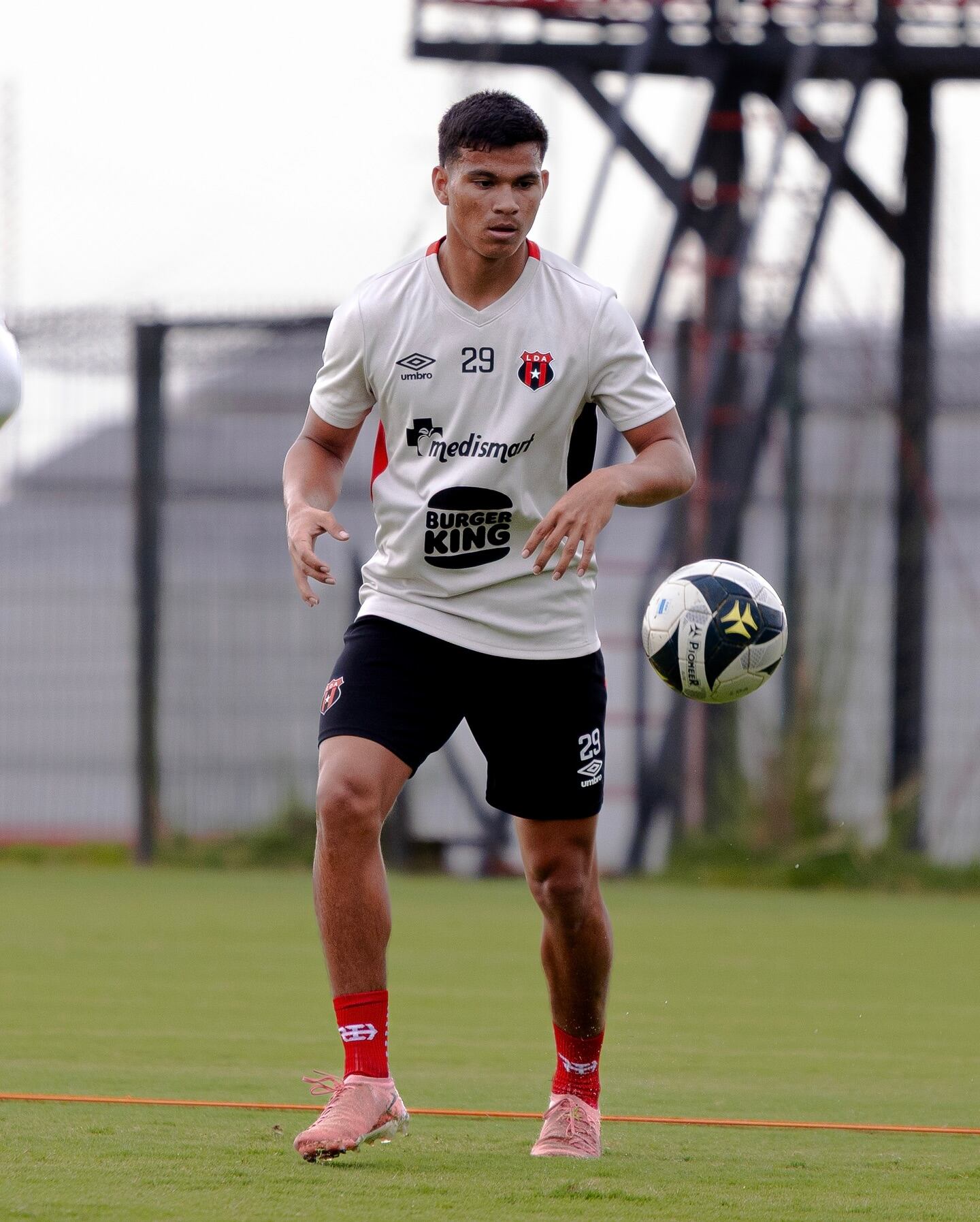 Deylan Aguilar llegó a Liga Deportiva Alajuelense cuando tenía once años.