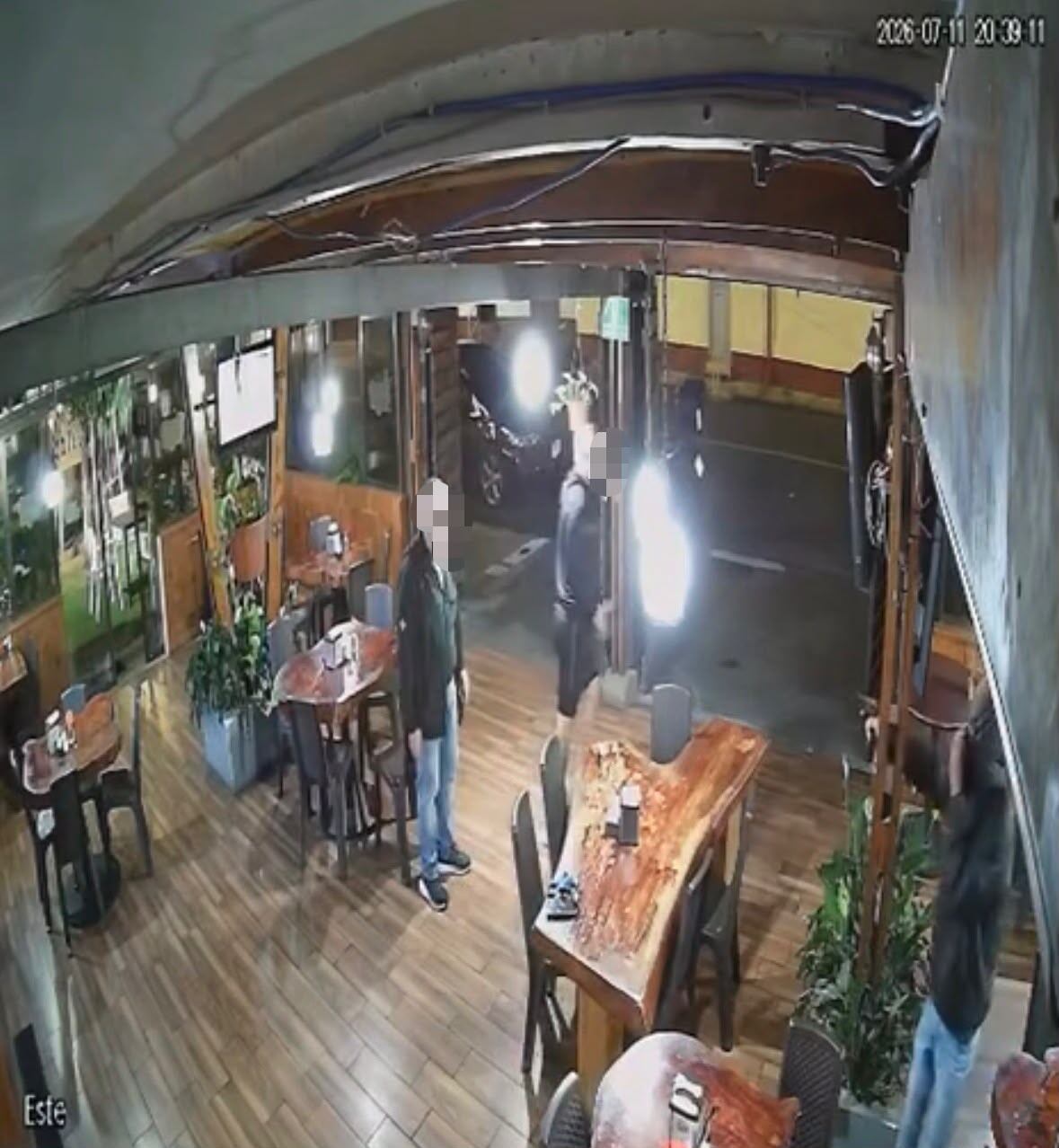 La imagen corresponde al momento en que el cliente sacó el arma y disparó contra uno de los delincuentes. Según reportó el local en su cuenta de Instagram, ninguna persona resultó herida.