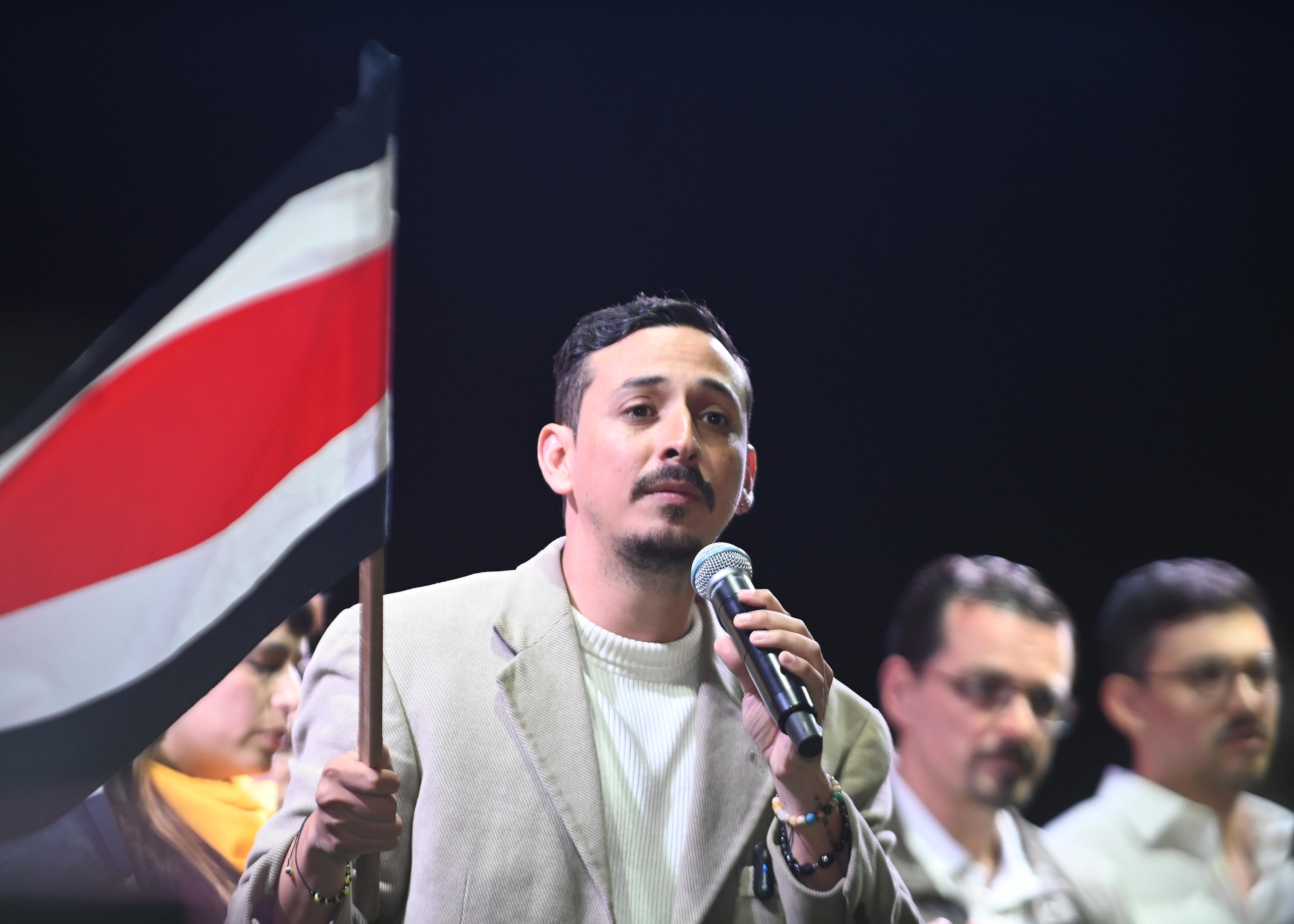 01 de febrero del 2026. San José. 20:00 hrs. El candidato del partido Frente Amplio, Ariel Robles, dió su discurso tras conocerse los resultados de la elecciones presidenciales y para diputados. Seguidores del partido apoyaron al candidato que durante el discurso tuvo momentos muy emotivos. En la foto: El candidato Robles recalcó la importancia de contar con 7 diputados que marcarán una dura oposición al gobierno de Laura Fernández. Foto: Albert Marín