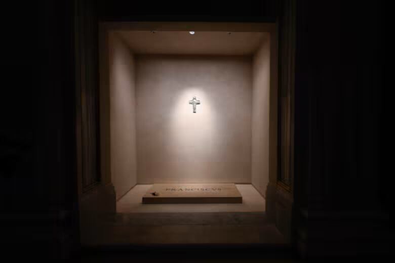 La tumba del papa Francisco, de mármol blanco y diseño sencillo, refleja su legado de humildad y atrae a miles de fieles en Roma.