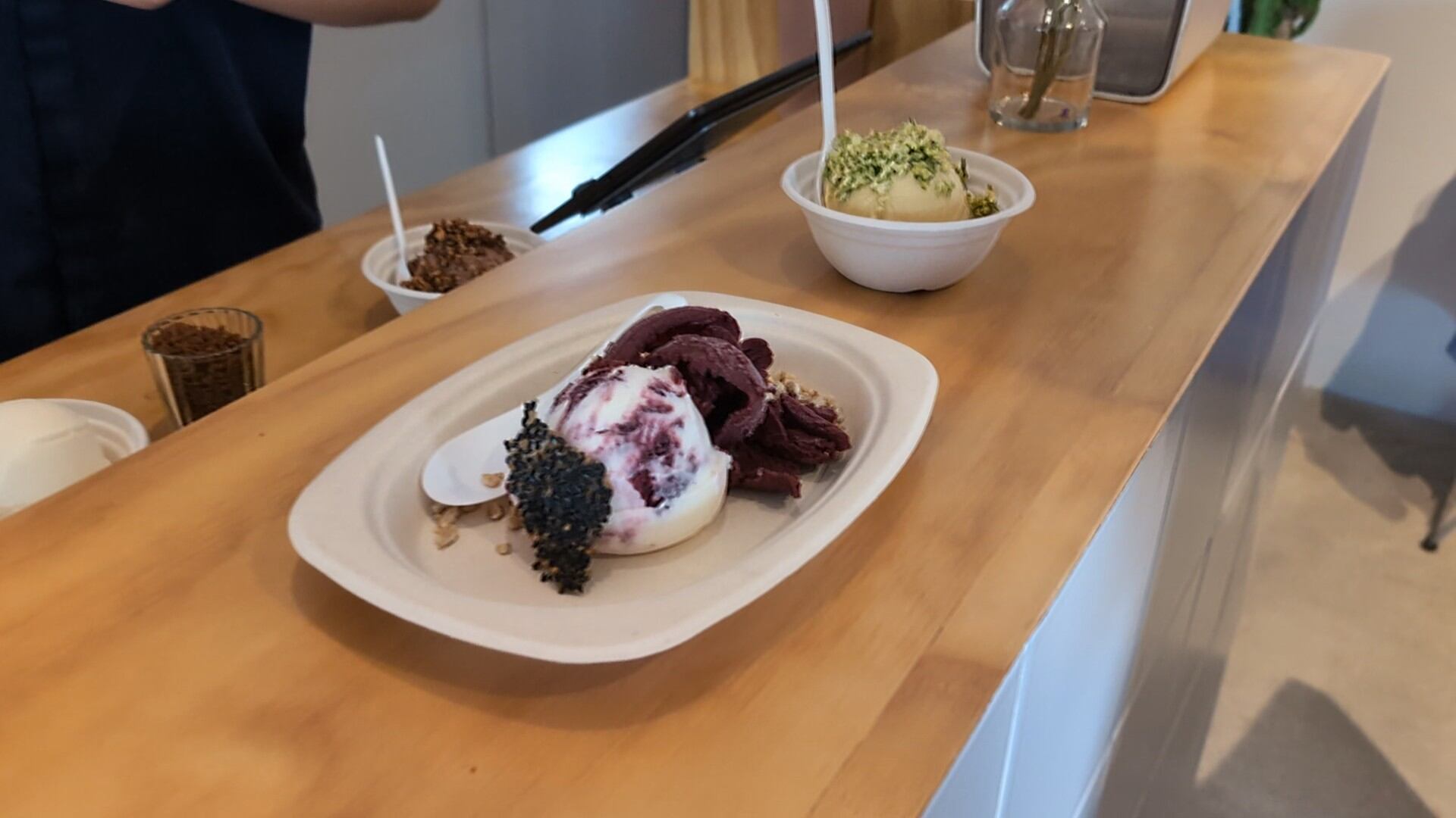 En el último domingo de agosto, Corazón Contento estuvo repleto. Aquí salía una orden: a la izquierda el gelato de arándanos y a la derecha el de jocote.