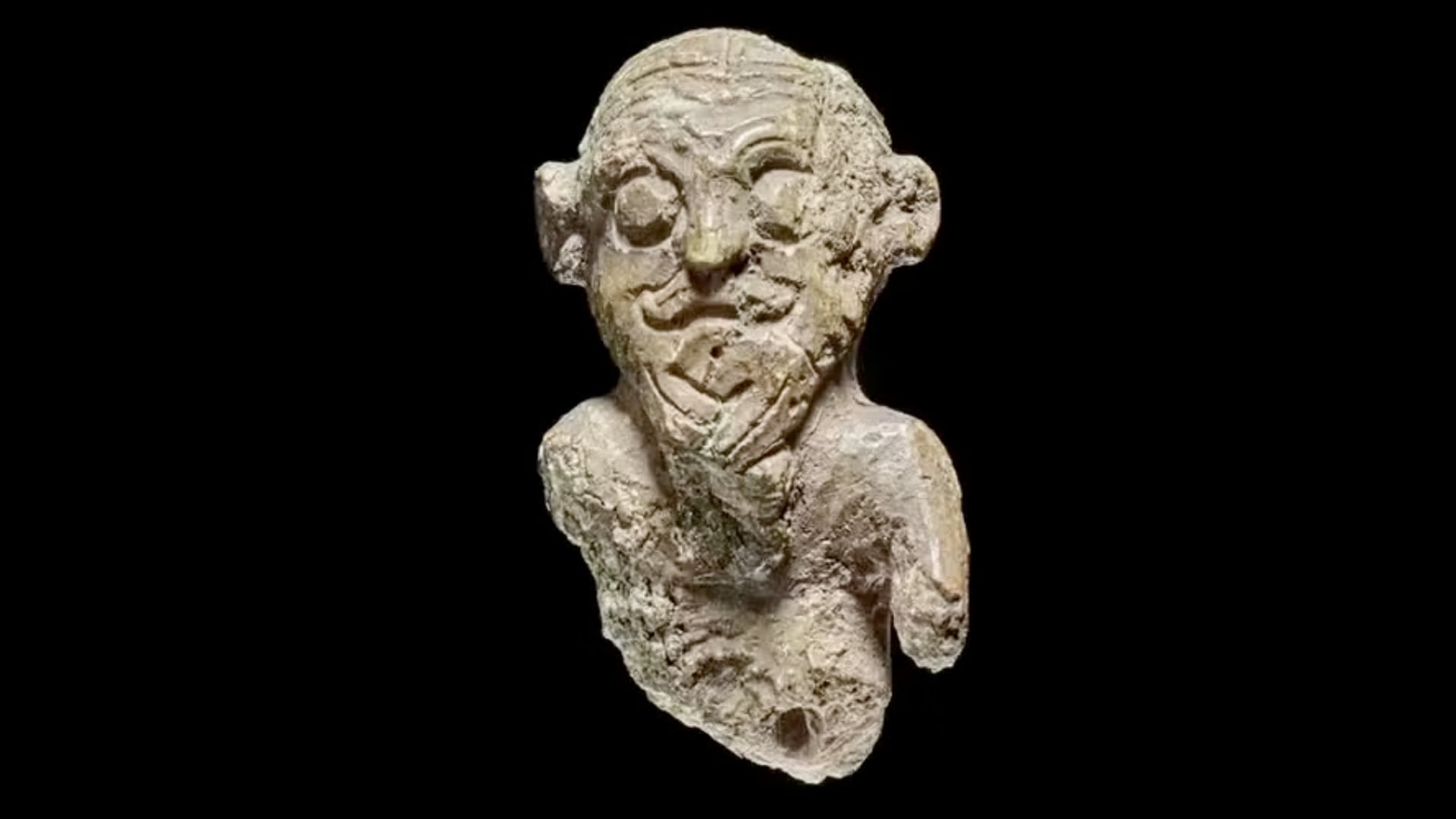 Figura tallada en marfil en el siglo X representa a un rey vikingo y revela modas de la élite nórdica medieval