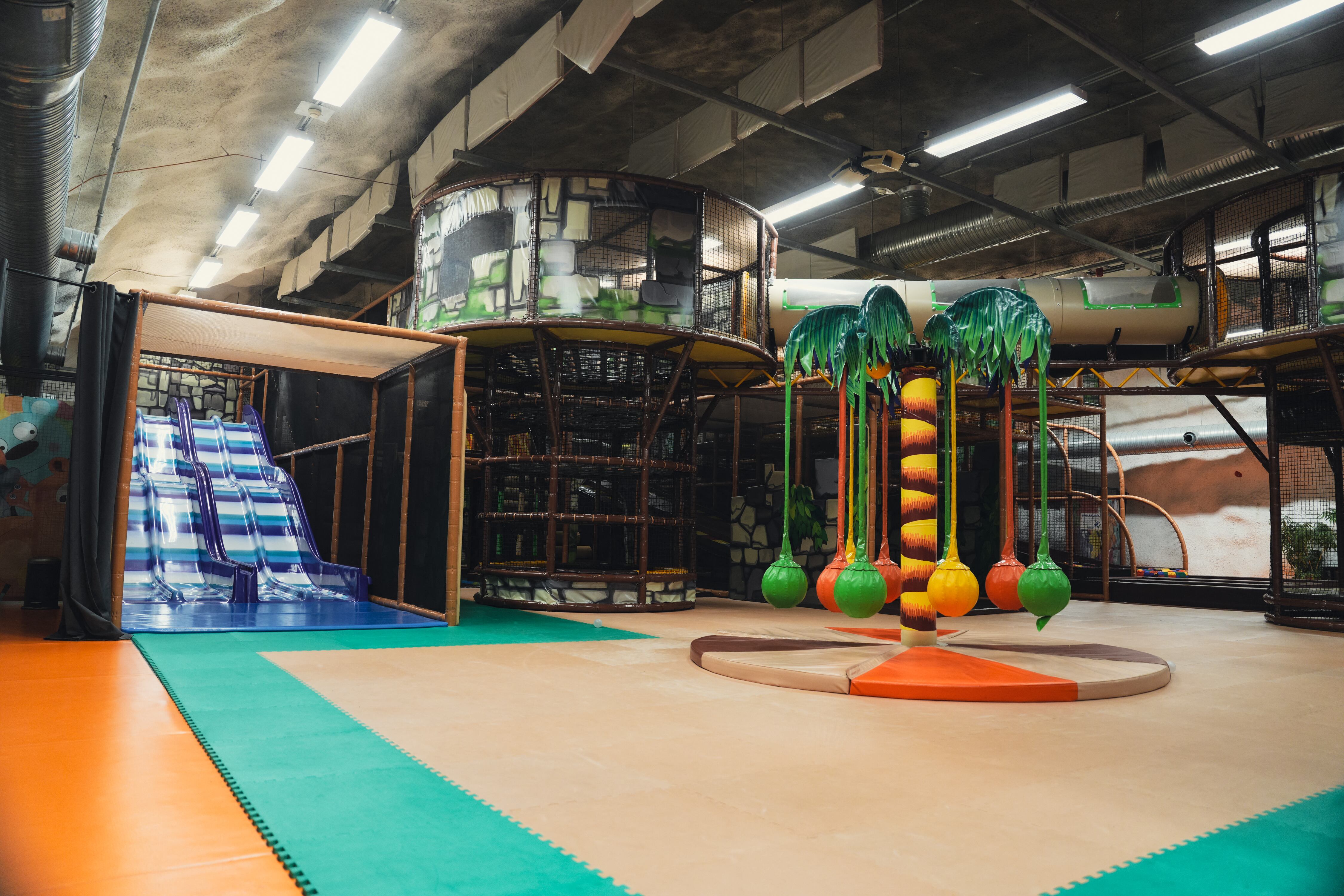 Imagen de un parque infantil en el refugio de defensa civil de Merihaka, el 27 de marzo de 2025, en Helsinki, Finlandia. Fotografía: