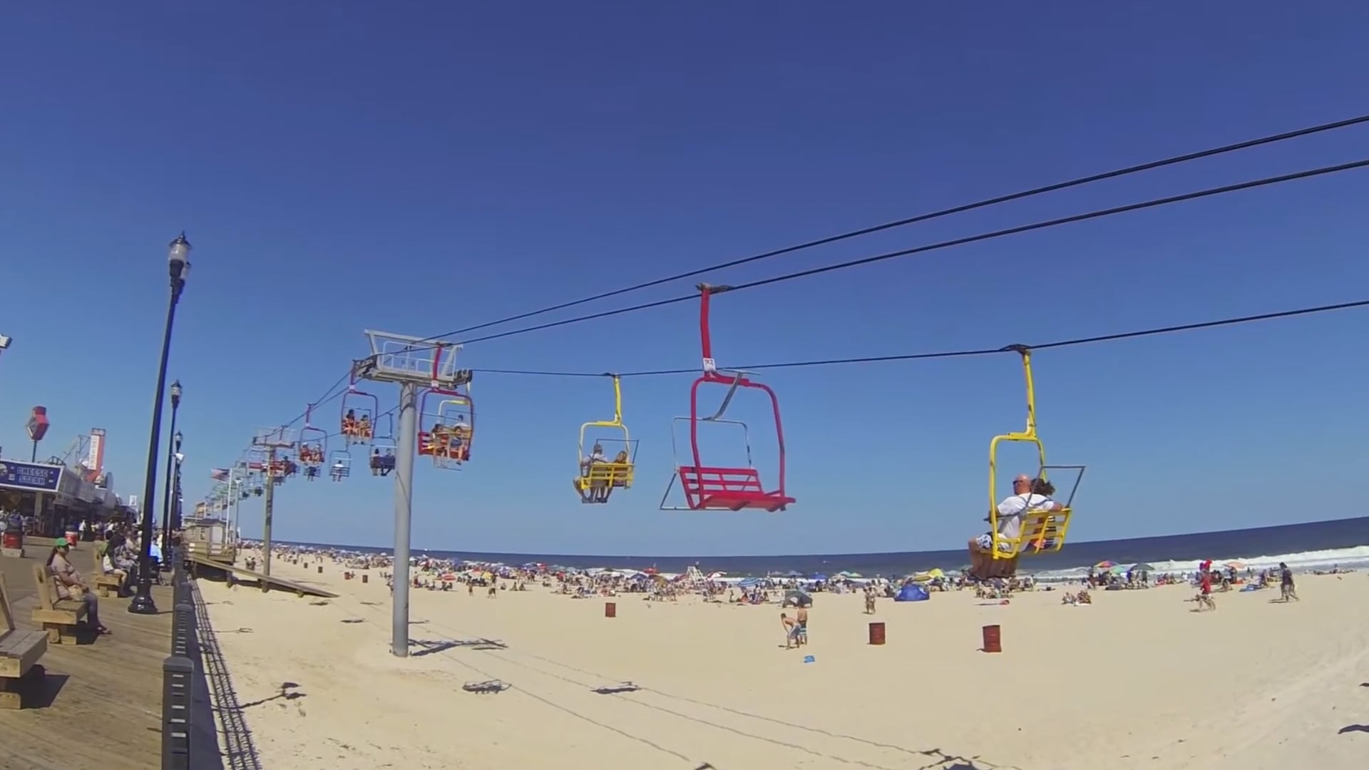 Una niña de 2 años cayó de una atracción tipo telesilla en Casino Pier, en Seaside Heights, Nueva Jersey.
