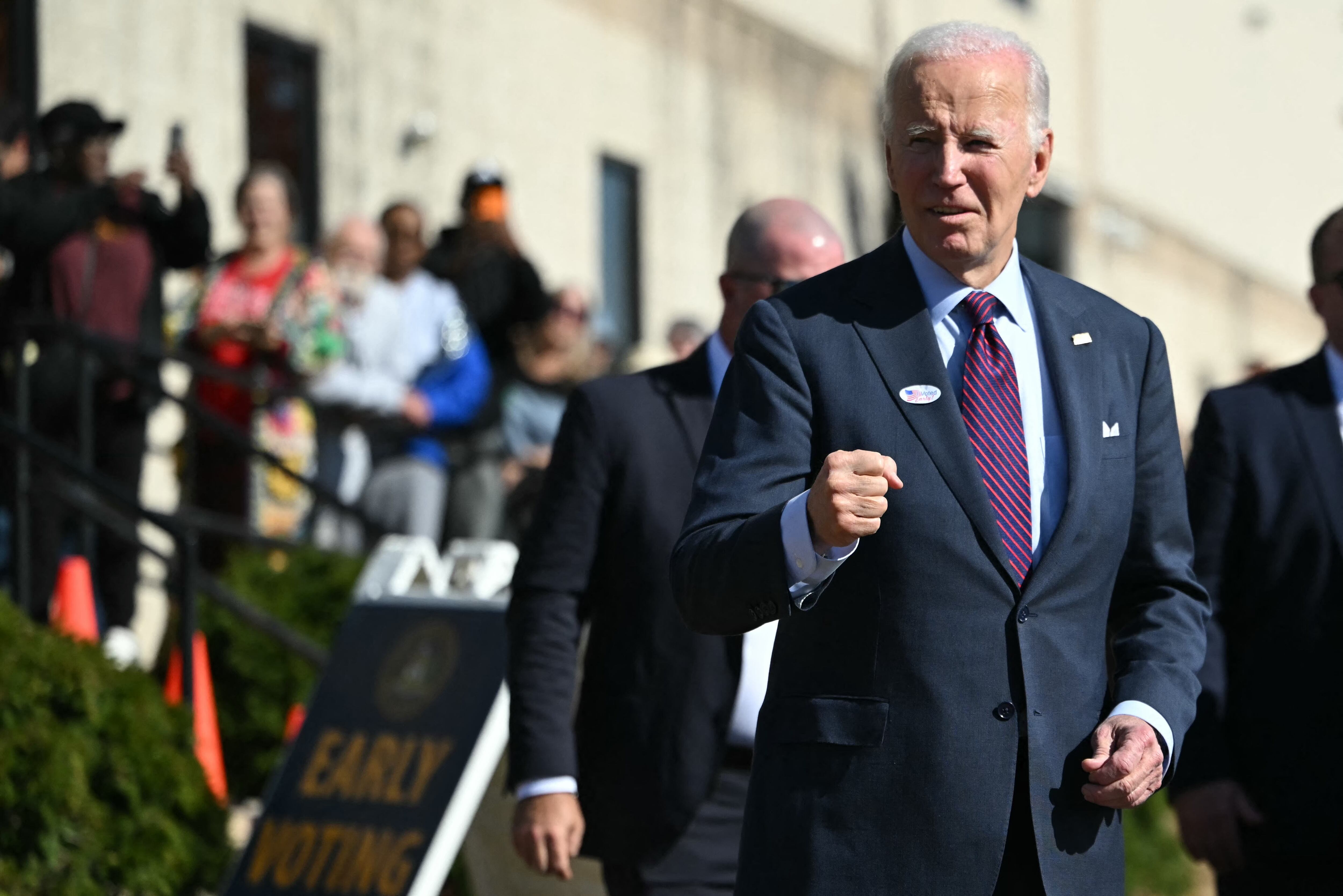 Joe Biden emitiendo su voto anticipado en Delaware durante las elecciones generales de 2024. Antes de dejar su gobierno buscará un enfoque en un posible acuerdo para Gaza tras el cese al fuego en el Líbano.