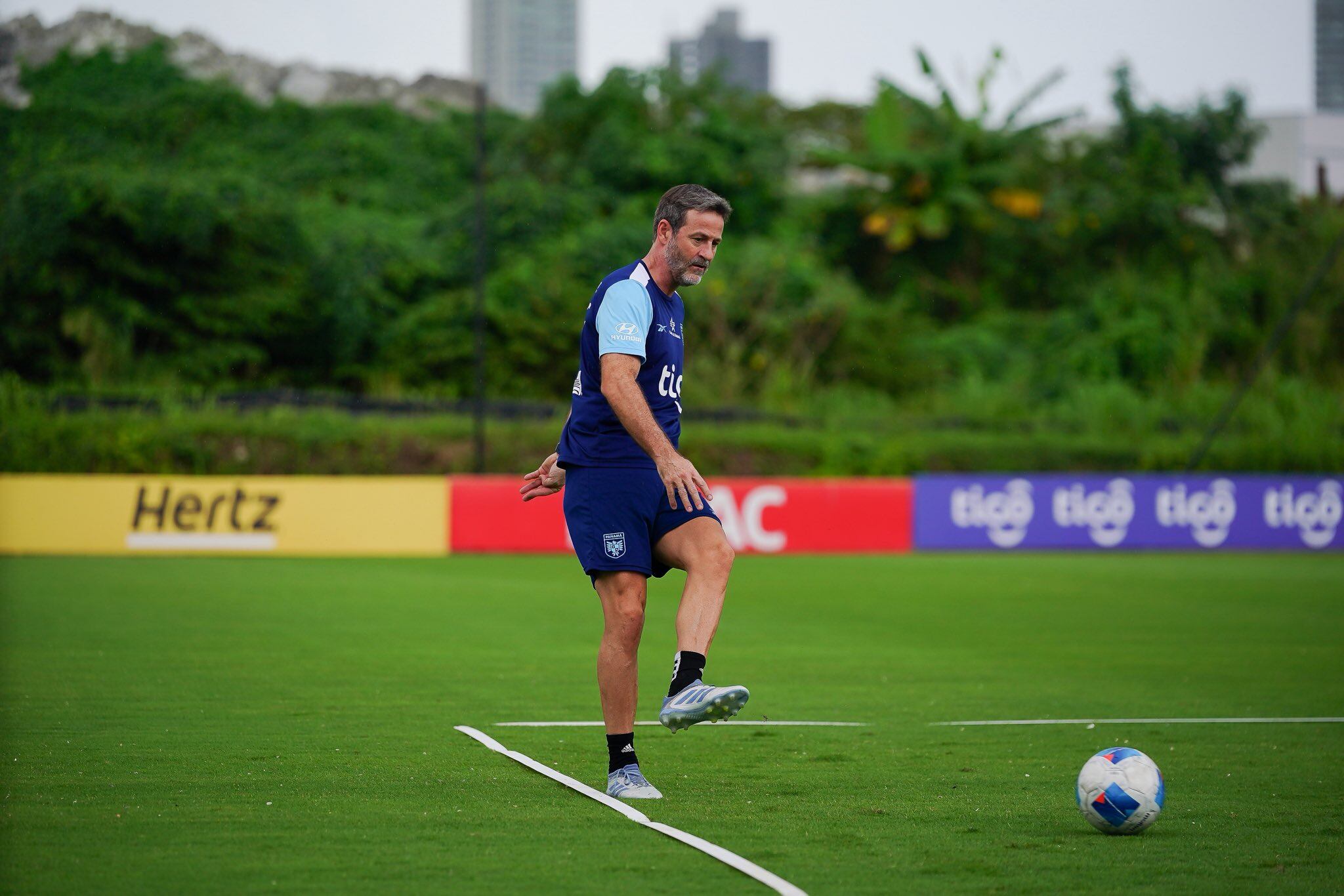 A última hora, Thomas Christiansen buscó reforzar la defensa de la Selección de Panamá.