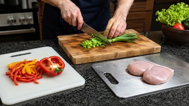 Qué tabla de cortar conviene usar en la cocina: madera, plástico o metal