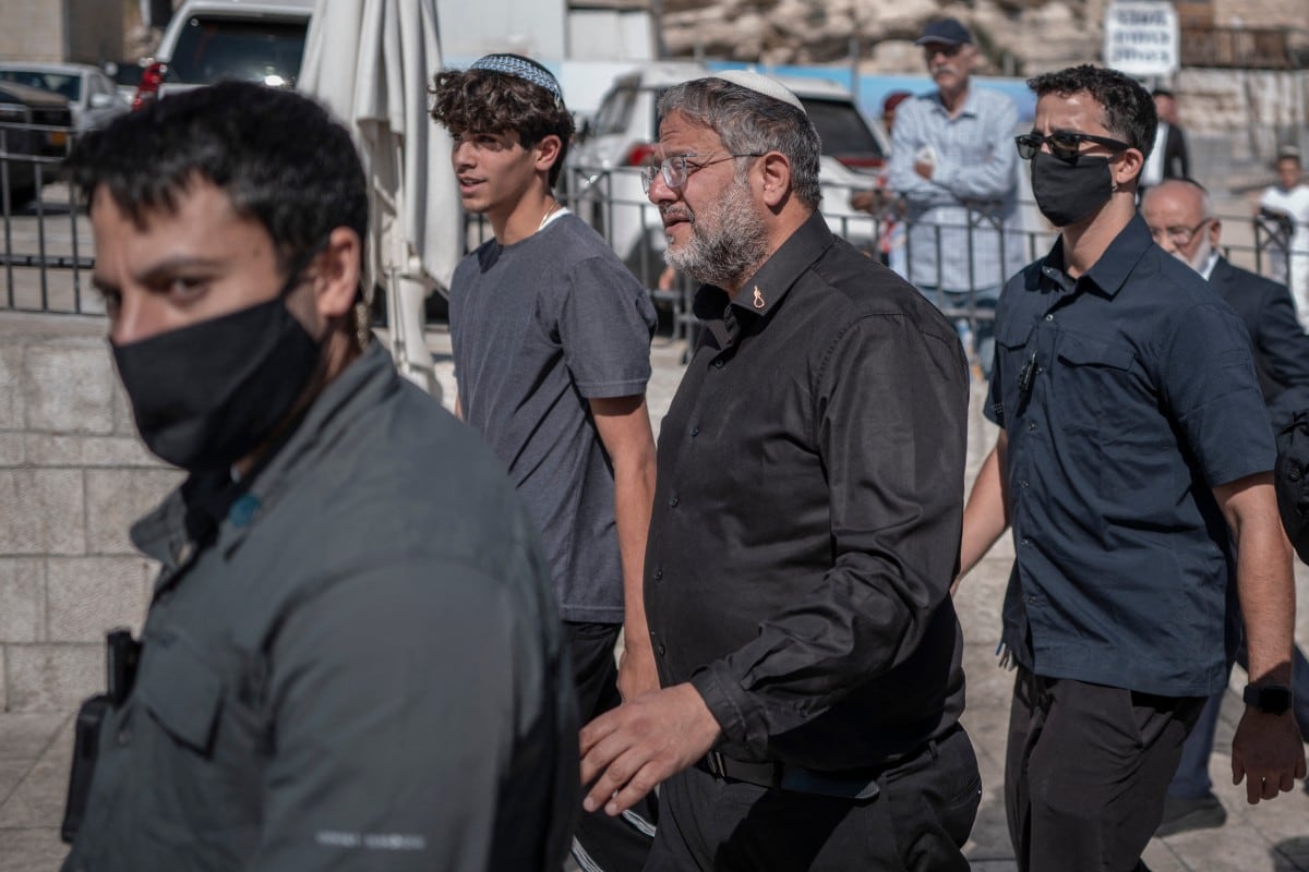 El ministro de Seguridad Nacional de Israel, el ultraderechista Itamar Ben Gvir (centro), ingresa al complejo de la mezquita de Al Aqsa durante la celebración de Tisha B'Av.