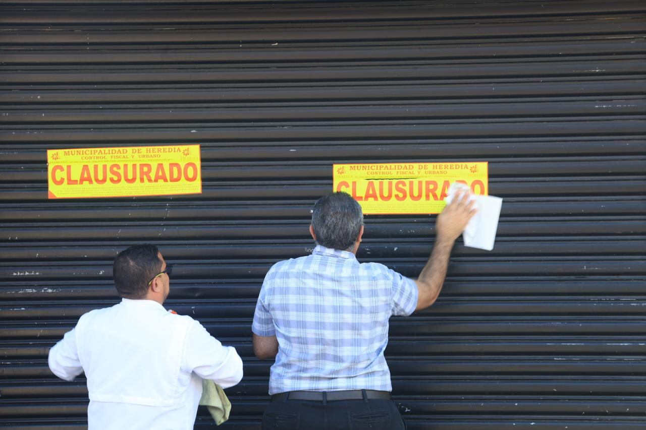 El bar donde aparecieron los cuerpos de Carlos Alberto Barboza Chacón, de 32 años, y su primo, Jorge Humberto Barboza Abarca, de 33, está ubicado en el centro de Heredia, cerca del campus universitario de la Universidad Nacional.