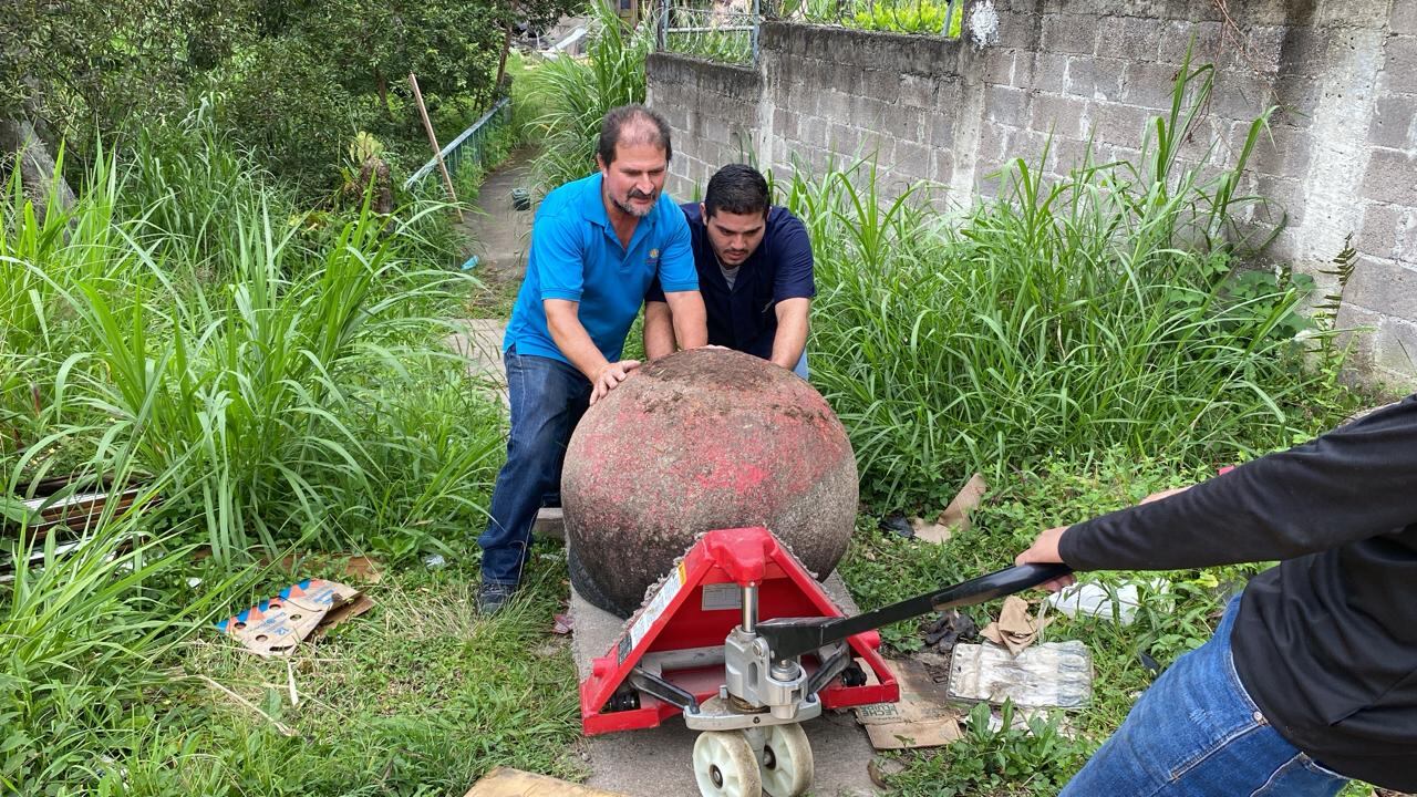 Tres personas participaron del movimiento y traslado de la esfera de piedra.
Fotografía: Museo Nacional