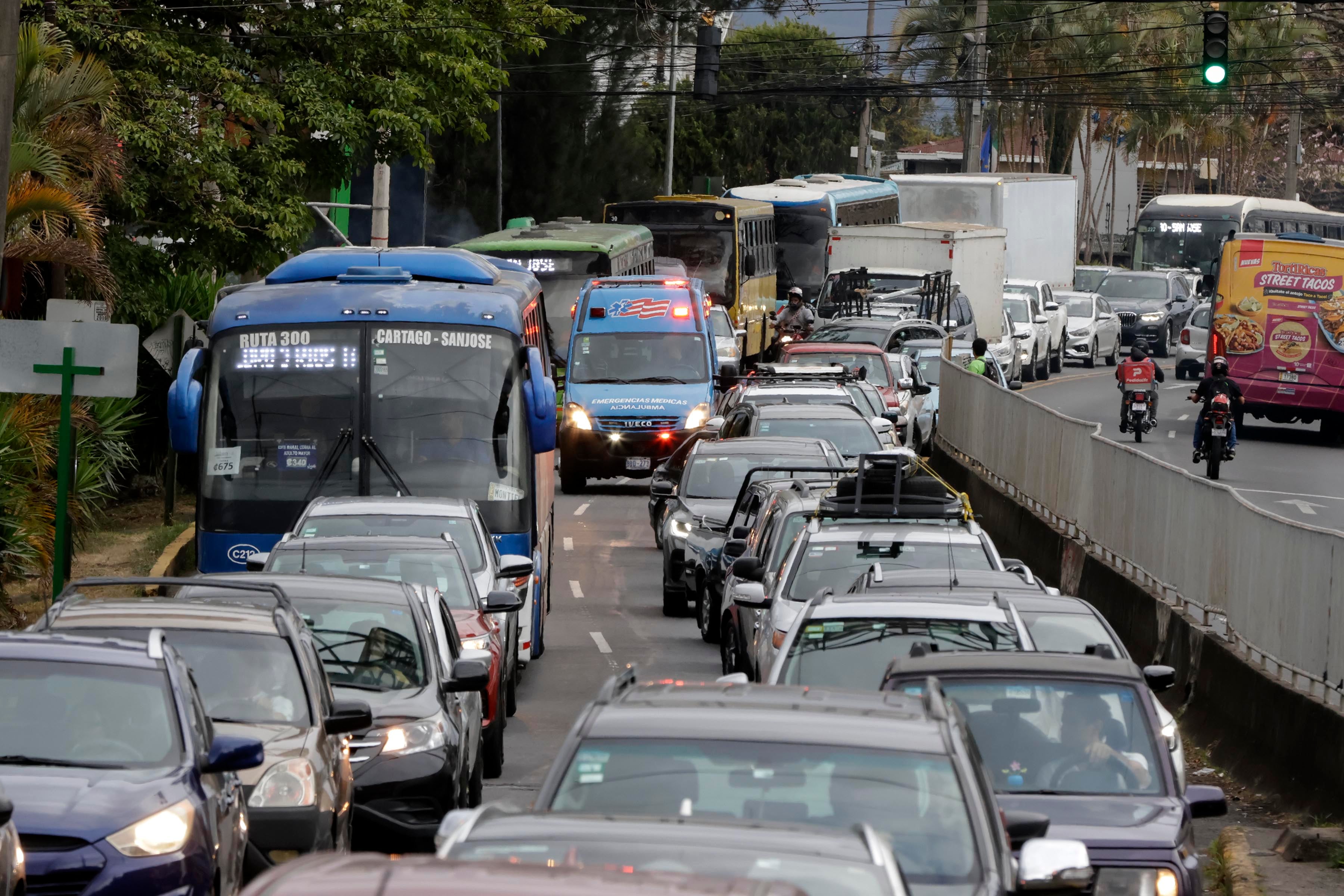 25/04/2024. San Pedro de Montes de Oca. Hora: 04:30 p.m.-06:30 p.m. Los autobuses de transporte público deben lidiar con los vehículos que utilizan el carril exclusivo para ellos en horas pico, en zonas como San Pedro de Montes de Oca. En la foto, tráfico cerca de la Fuente de la Hispanidad. Fotos: Mayela López