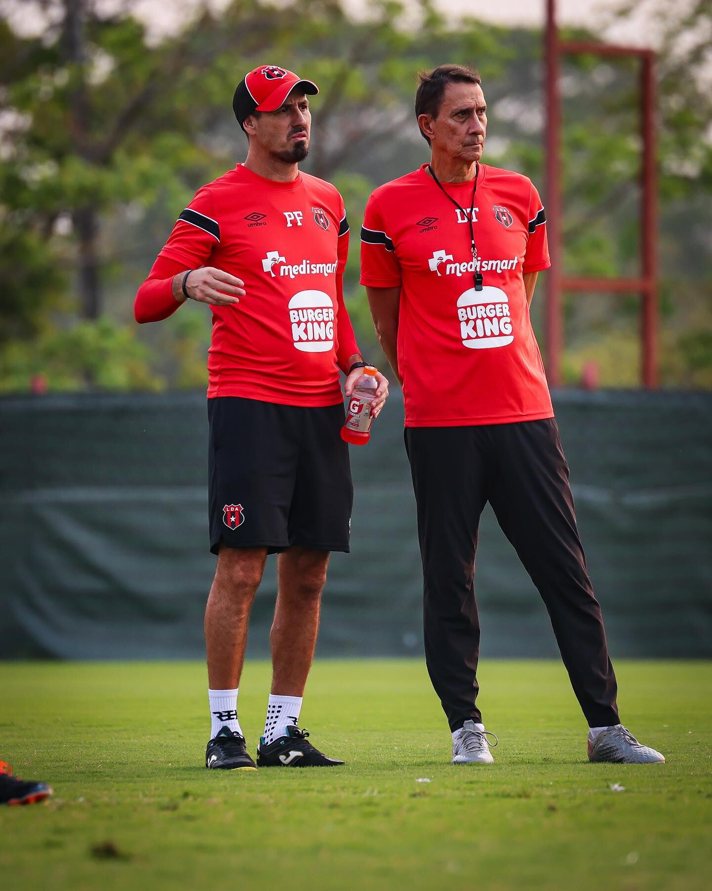 Alexandre Guimaraes y Martinho Do Prado observan a los jugadores de Liga Deportiva Alajuelense durante la última práctica previo al partido de este 4 de mayo contra Sporting.