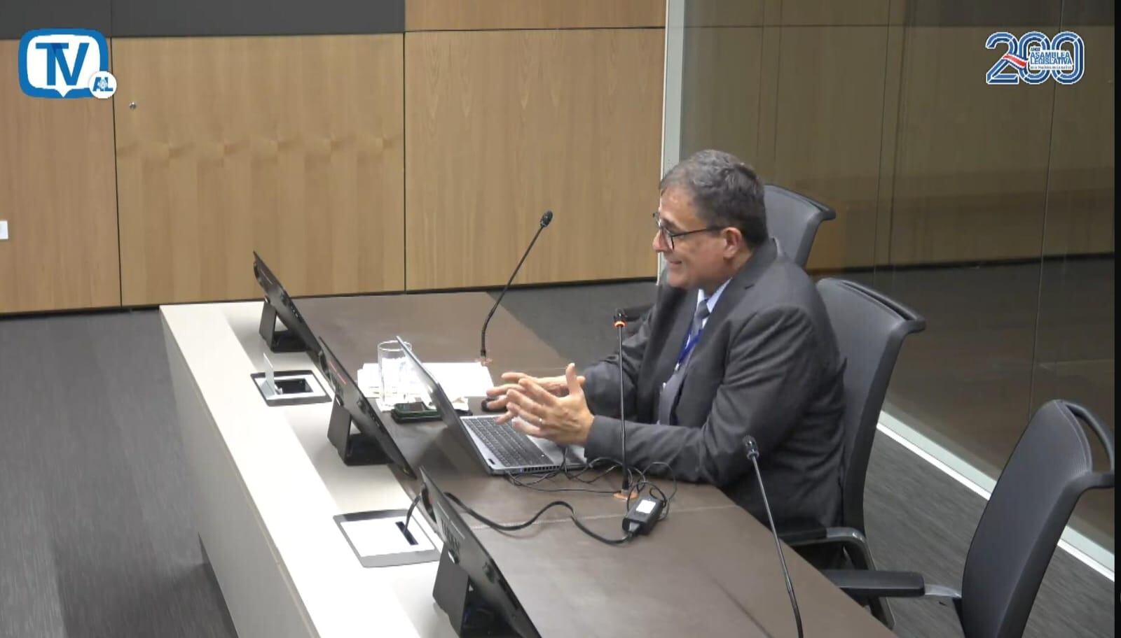 Comparece ante diputados de la Comisión de Infraestructura el exasesor legal de la CNE.