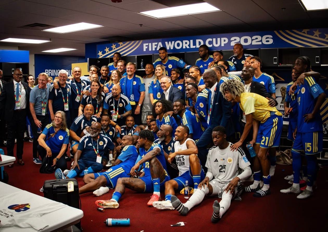 Plantel de la Selección de Curazao tras conseguir el primer punto en su historia en el Mundial.