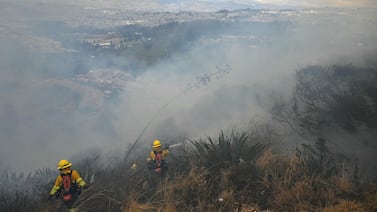 Incendio forestal en Ecuador lleva cuatro días activo y cubre de humo zonas de Quito
