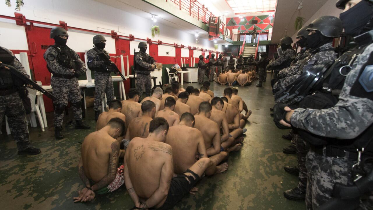 En el régimen de excepción de Nayib Bukele, los presos andan en ropa interior y son rapados