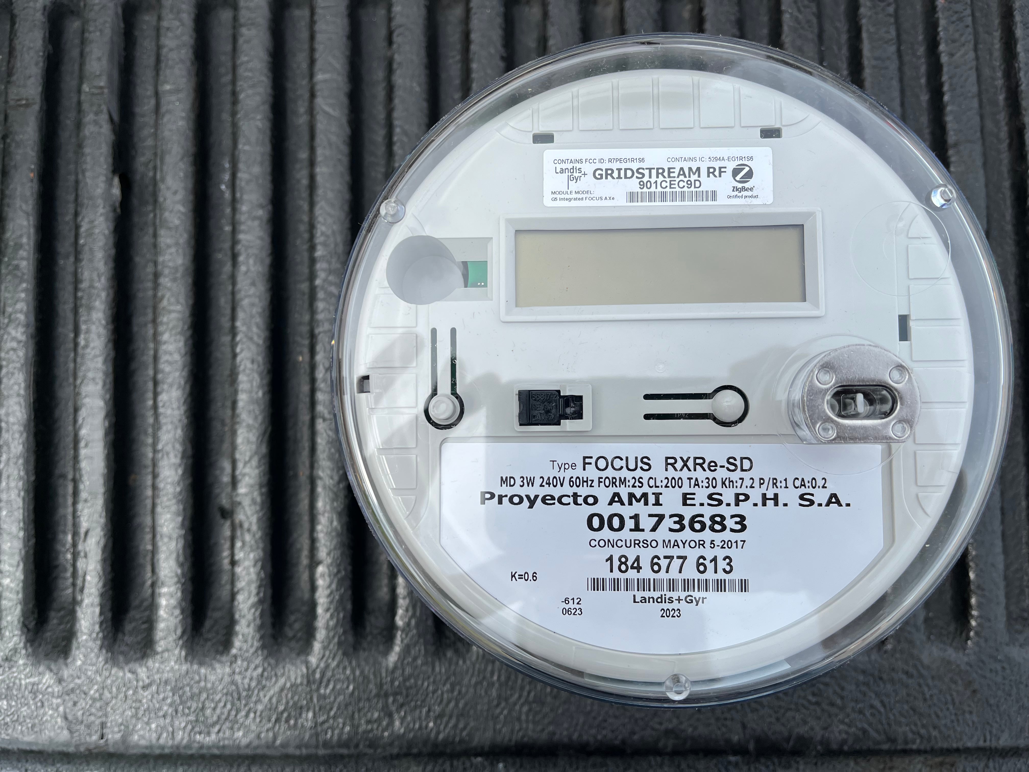 Uno de los medidores eléctricos que la ESPH prevé sustituir en hogares y comercios de Heredia como parte del plan de modernización hacia un sistema de medición inteligente.