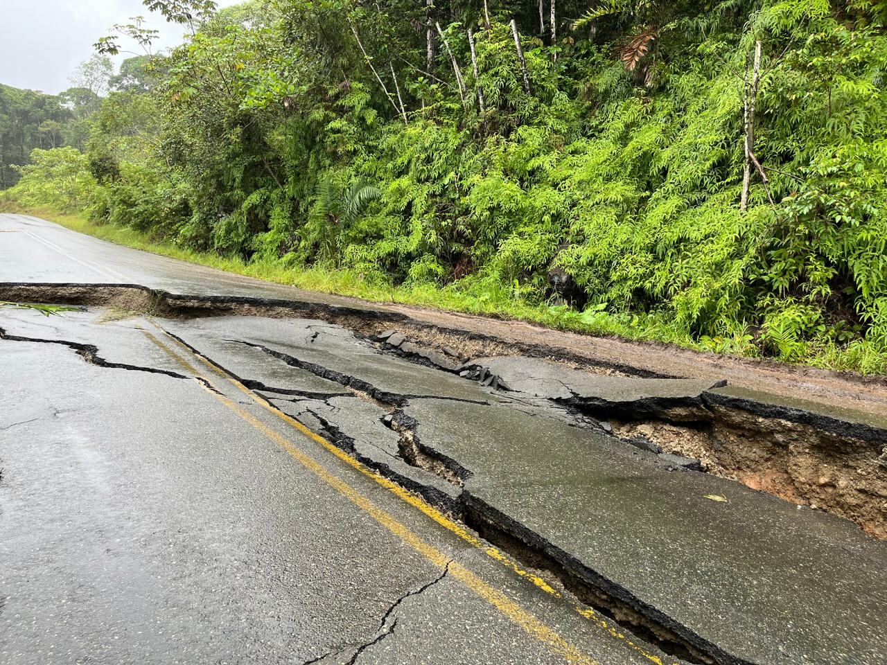 En la ruta a Puerto Jiménez los vehículos livianos pueden pasar durante el día por un vado habilitado a un lado de la vía que presenta el hundimiento. Foto: MOPT.