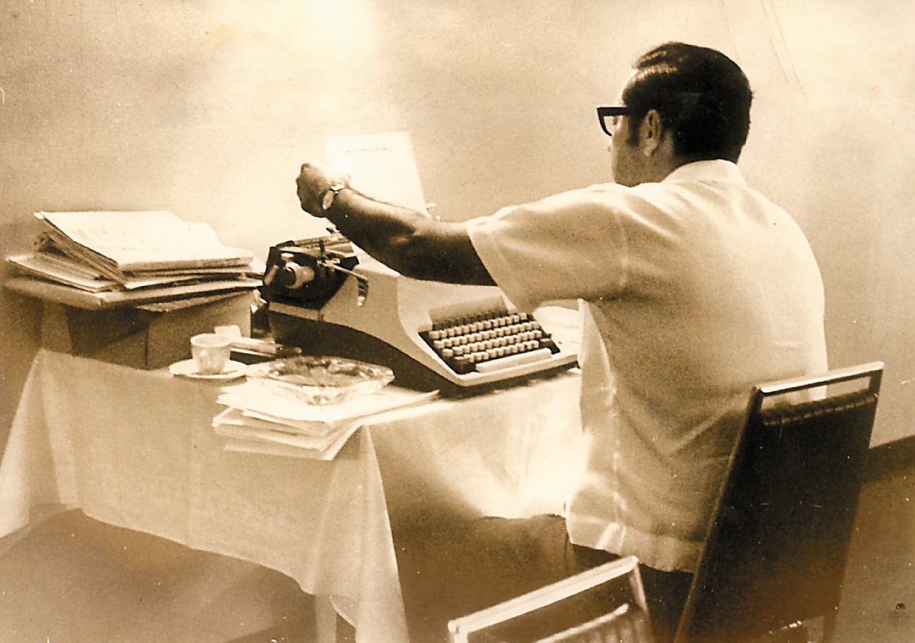 El doctor Pedro Joaquín Chamorro Cardenal, sentado frente a su máquina de escribir
