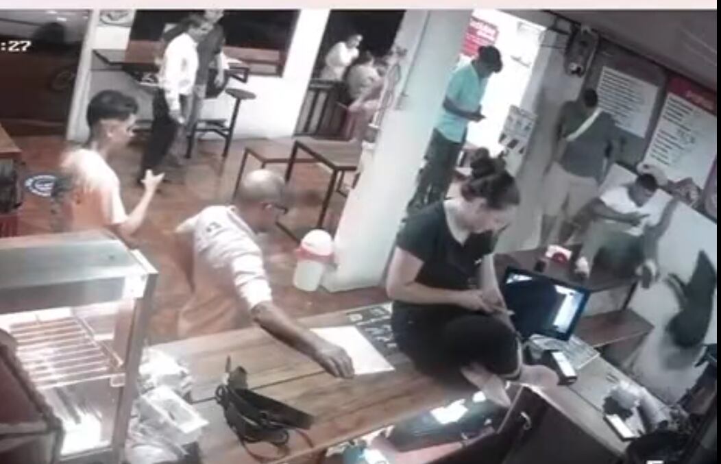 Junto a la pared del fondo se ve al salíno saltar mientras otras personas lo grababan con celulares en una pizzería de San Isidro. Foto: Cortesía PZ Actual.