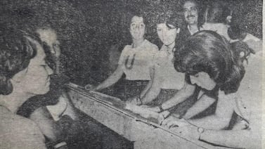 El día en que una mujer amenazó a un diputado con un sombrillazo por no aprobar el voto femenino