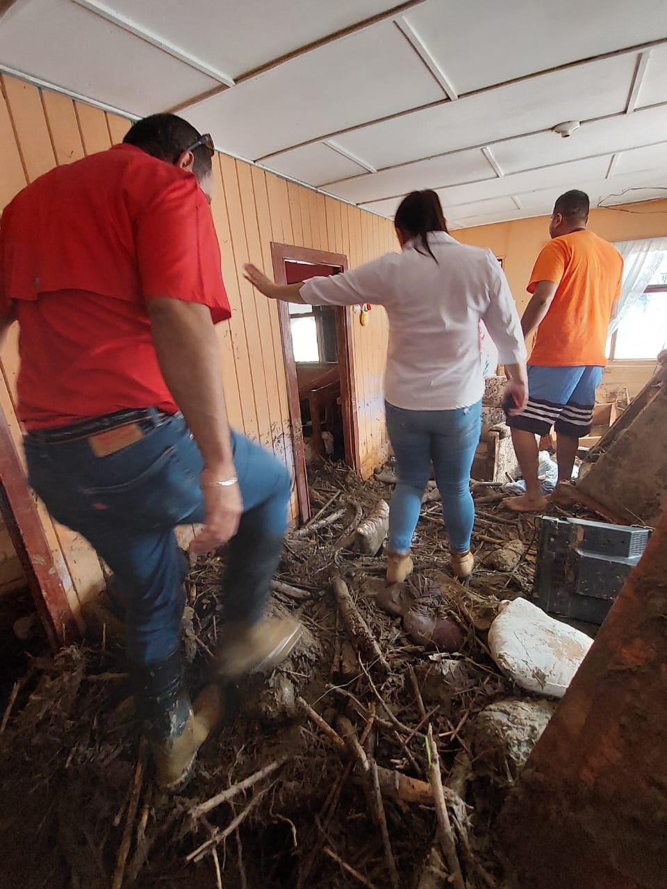 Así se encuentran decenas de casas cuyos moradores fueron llevados a albergues en Guaycará de Golfito, donde el riesgo continúa en caso de que llueva fuerte y aumente el caudal del río Claro. Foto: Cortería Freiner Lara.
