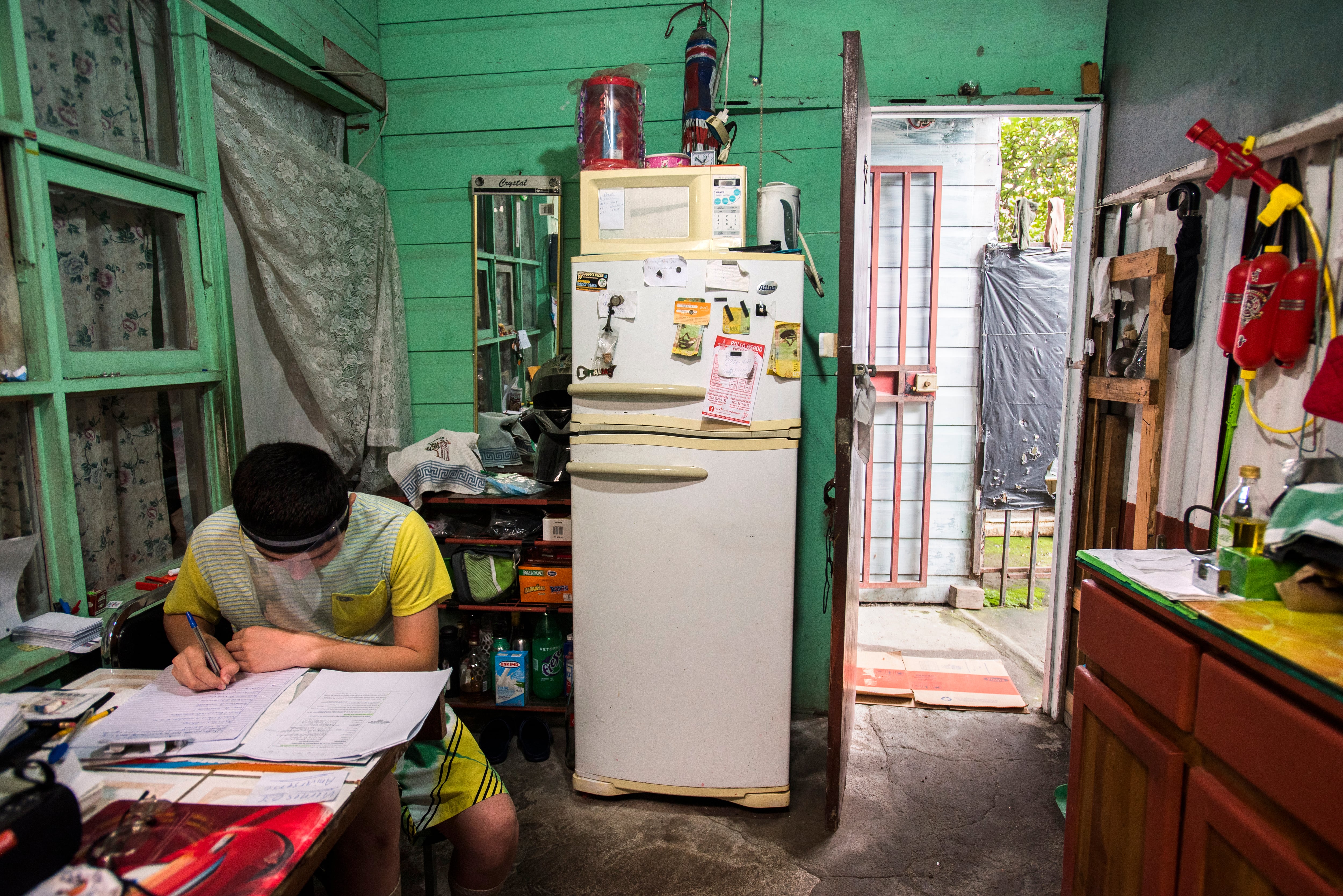 Reportaje Punto y Aparte / La Nación sobre educación a distancia en 2020 - Alejandro Ponce - Fabrice Le Lous - Fotografías: Eyleen Vargas / PyA