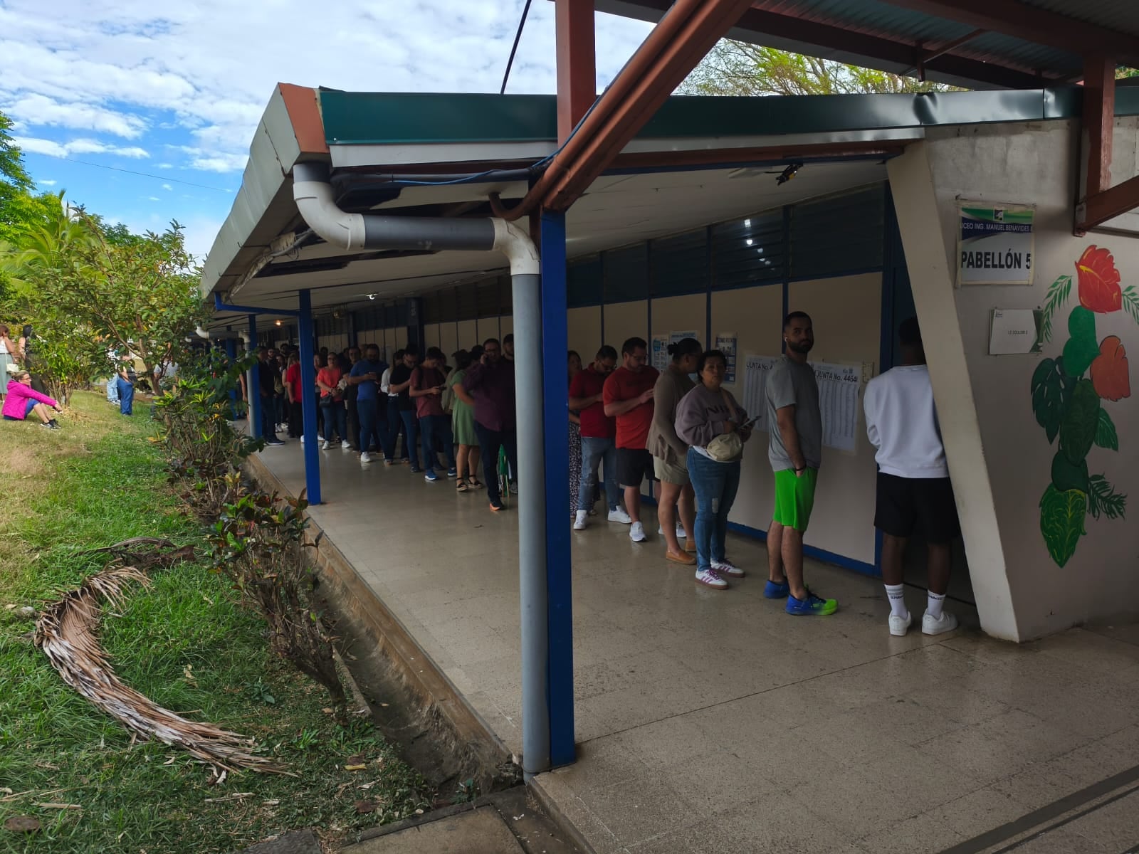 A pocas horas del cierre de las urnas, las largas filas y las presas en las calles son los protagonistas de la tarde.