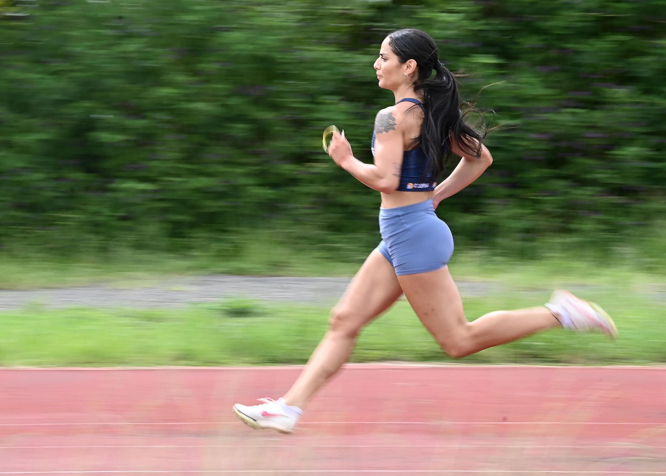 03 de setiembre del 2025. Pista Atlética de Hatillo 2. BN Arena. Los atletas velocistas Gerald Drummond y Daniela Rojas entrenan bajo la dirección de Emmanuel Chanto en las instalaciones de BN Arena en Hatillo 2. Ambos atletas participarán en los 400 metros vallas en el mundial Tokio 2025. En la foto: Gerald Drummond y Daniela Rojas realizaron ejercicios de calentamiento asi como competencias de 400 metros bajo la dirección del entrenador Emmanuel Chanto. El campeón mundial Sherman Guity también estuvo presente en el entrenamiento. Foto: Albert Marín.