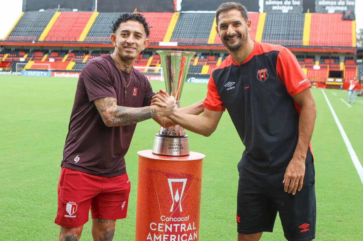 Byron Bonilla y Celso Borges posaron juntos en el Estadio Alejandro Morera Soto, un día antes de la final de la Copa Centroamericana de Concacaf entre Liga Deportiva Alajuelense y Real Estelí.