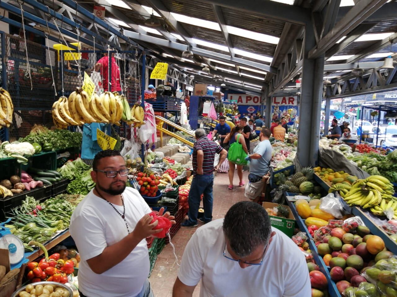 Cartagineses abarrotan calles a pesar de llamado de las autoridades de quedarse en casa para evitar la propagación del covid-19. Fotos: Keyna Calderón.