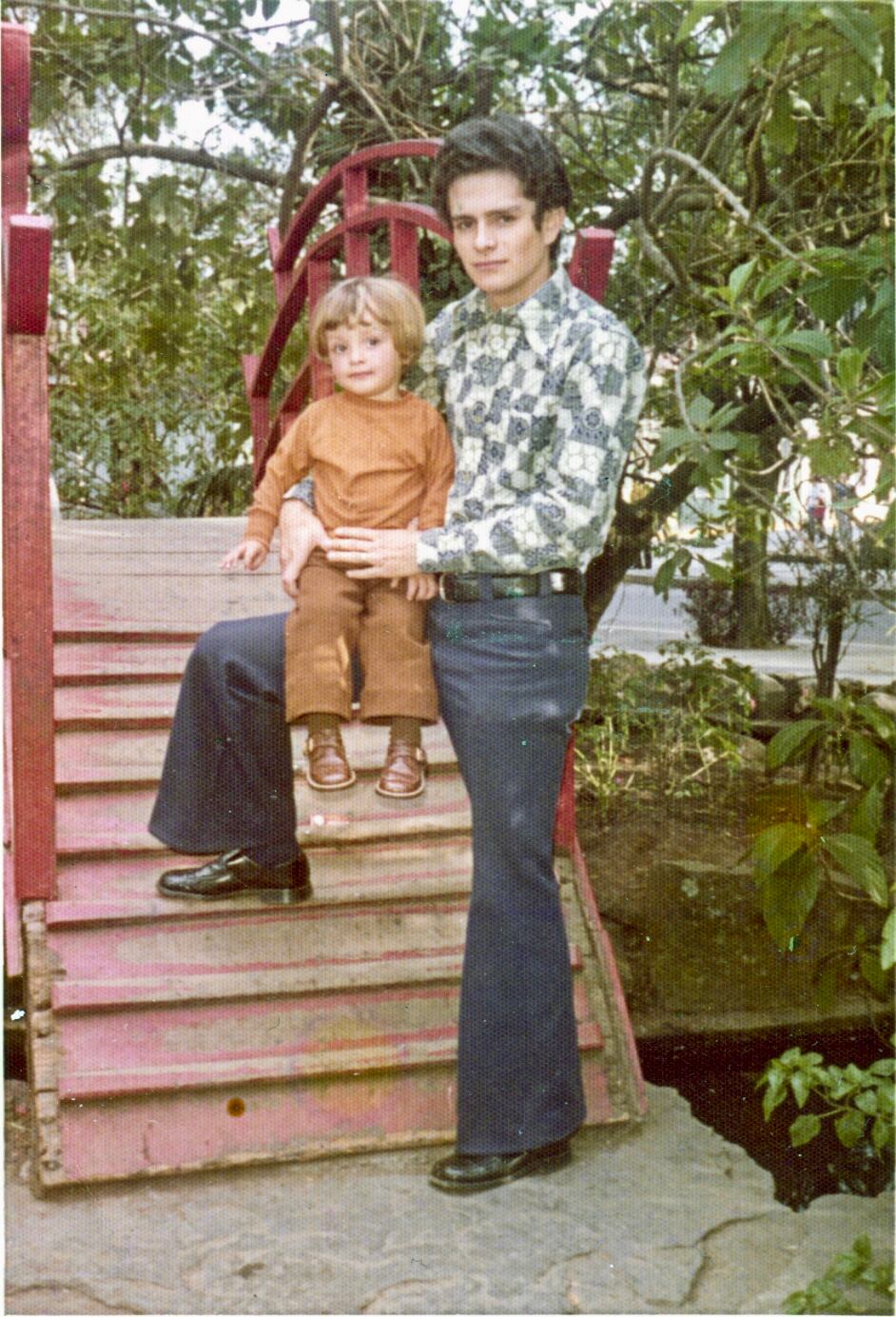 Jurgen Ureña de niño en el puente rojo del Parque Chino, San José