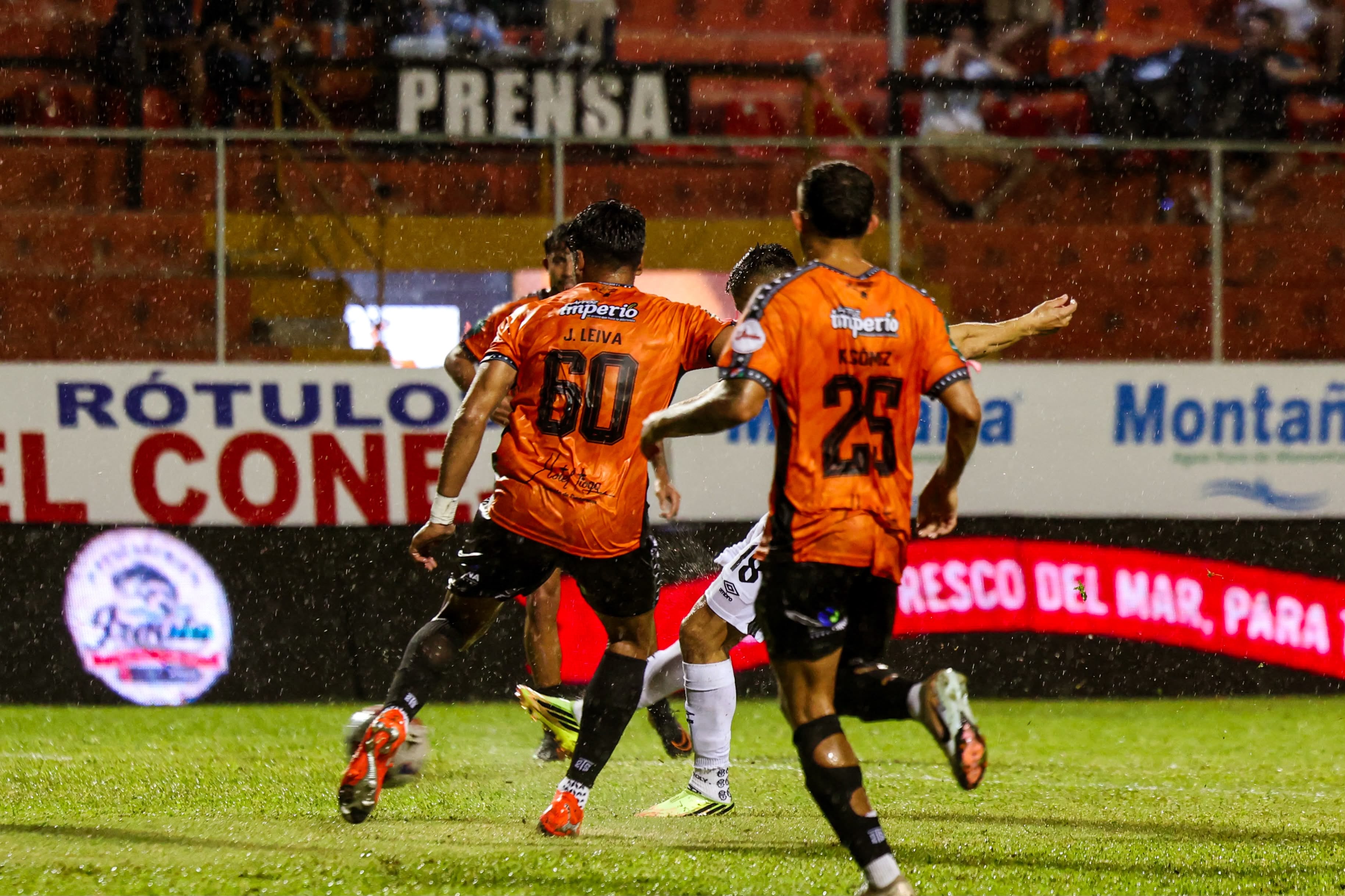Este fue el remate de Ronaldo Cisneros que terminó en el gol que abrió el marcador en el partido entre Puntarenas FC y Liga Deportiva Alajuelense.