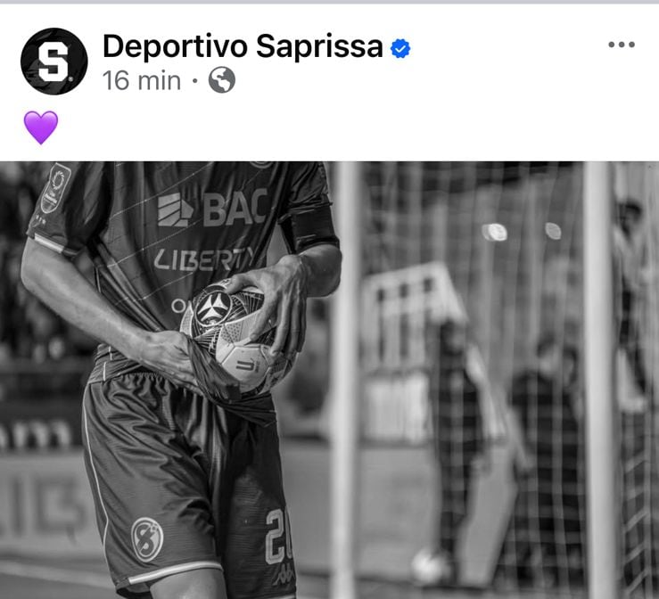 Saprissa subió esta imagen a sus redes sociales donde se ve a Mariano Torres con un balón.